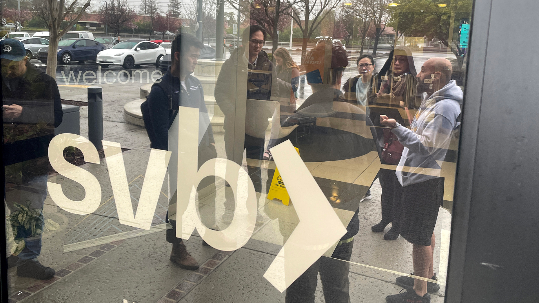 People line up outside of the shuttered Silicon Valley Bank headquarters on March 10 in Santa Clara, Calif. Photo by Getty.