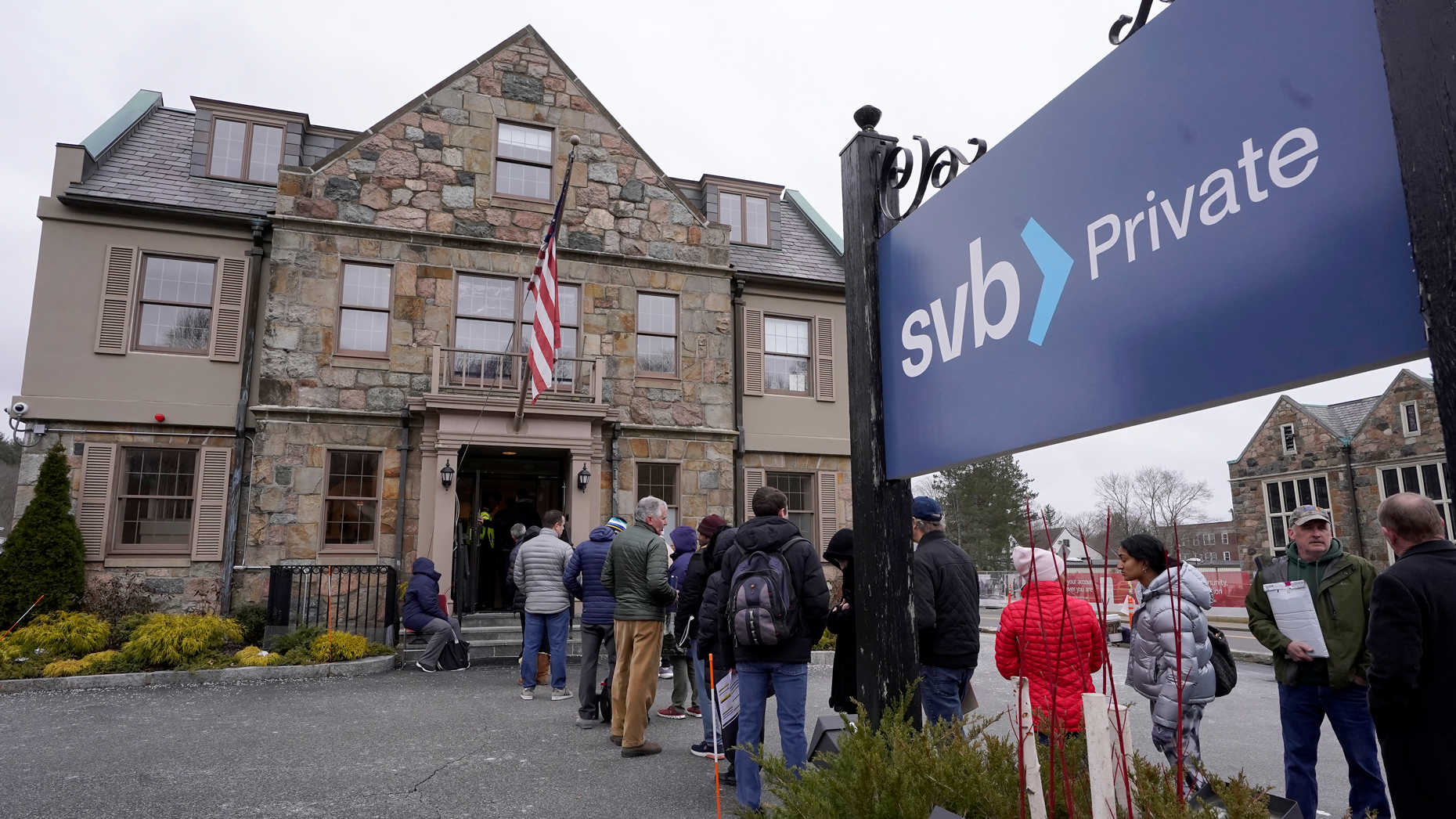 Customers and bystanders from a line outside a Silicon Valley Bank branch on Monday, March 13, 2023, in Wellesley, Mass. Photo by AP.