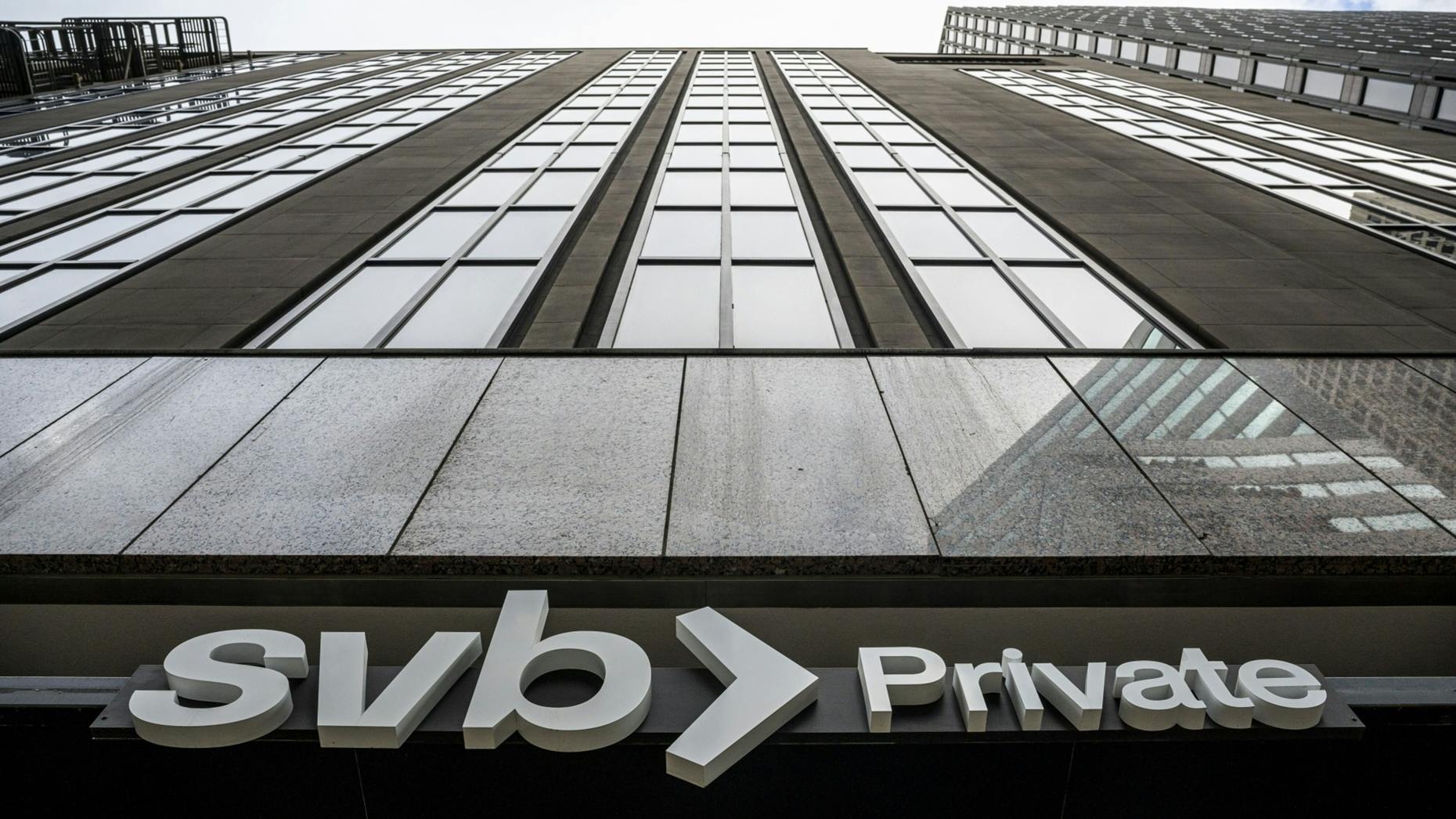 Private Equity Giant Apollo Talks to VC Firms About SVB Bid