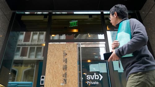 A pedestrian passes a Silicon Valley Bank branch in San Francisco, on Monday, March 13, 2023. Photo by AP.
