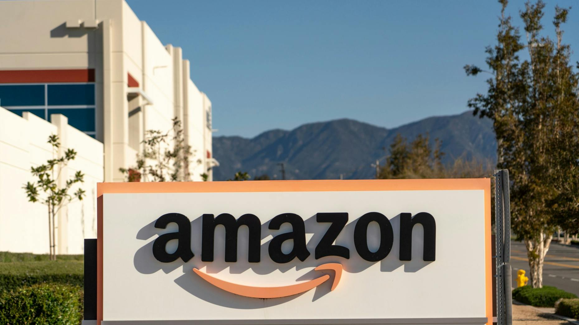 Amazon’s Website Snafu Undercuts Its Image as a Well-Oiled Machine