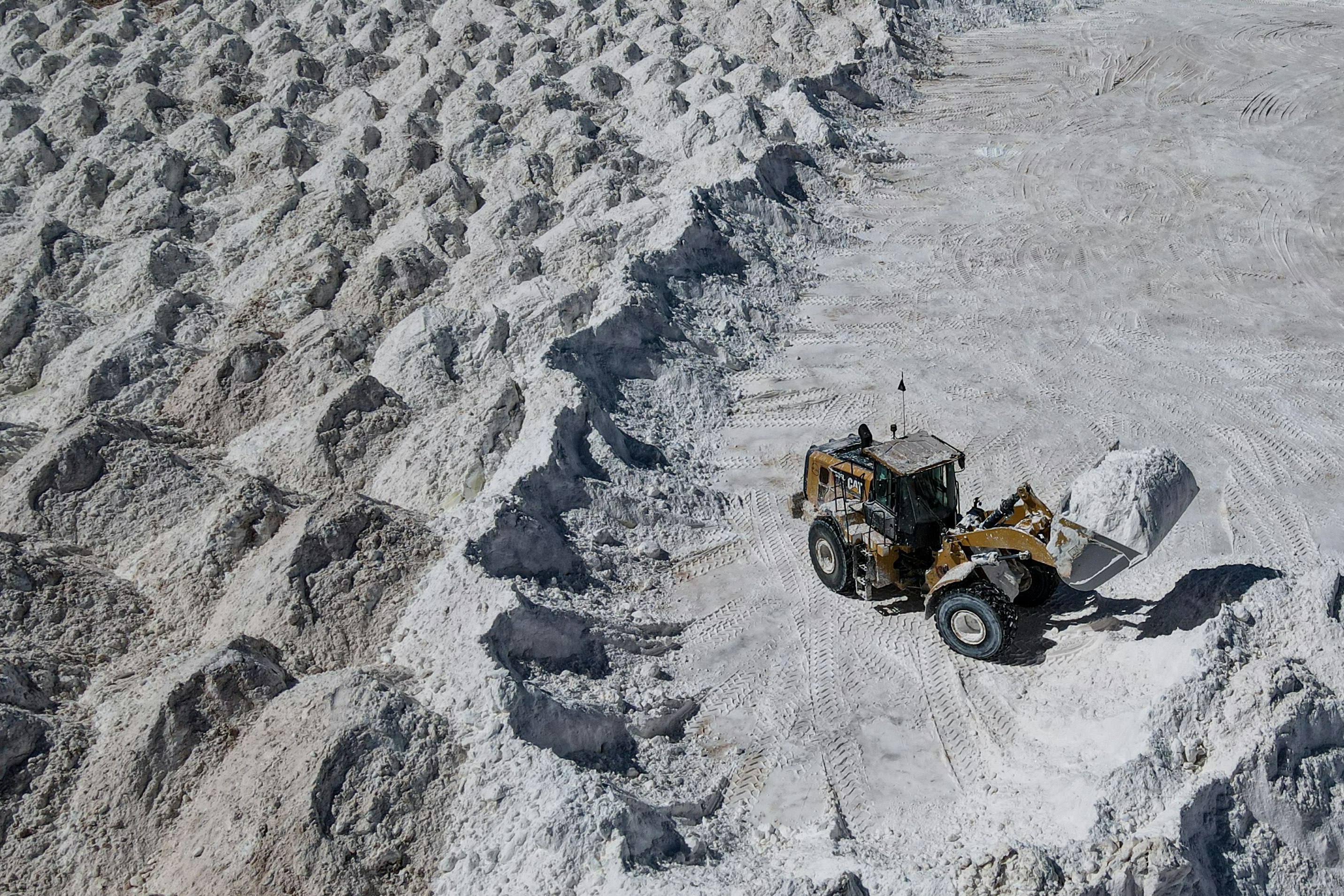 Moving salt at a lithium mine in the Salar de Atacama, Chile. Photo: Lucas Aguayo Araos/Anadolu/Getty