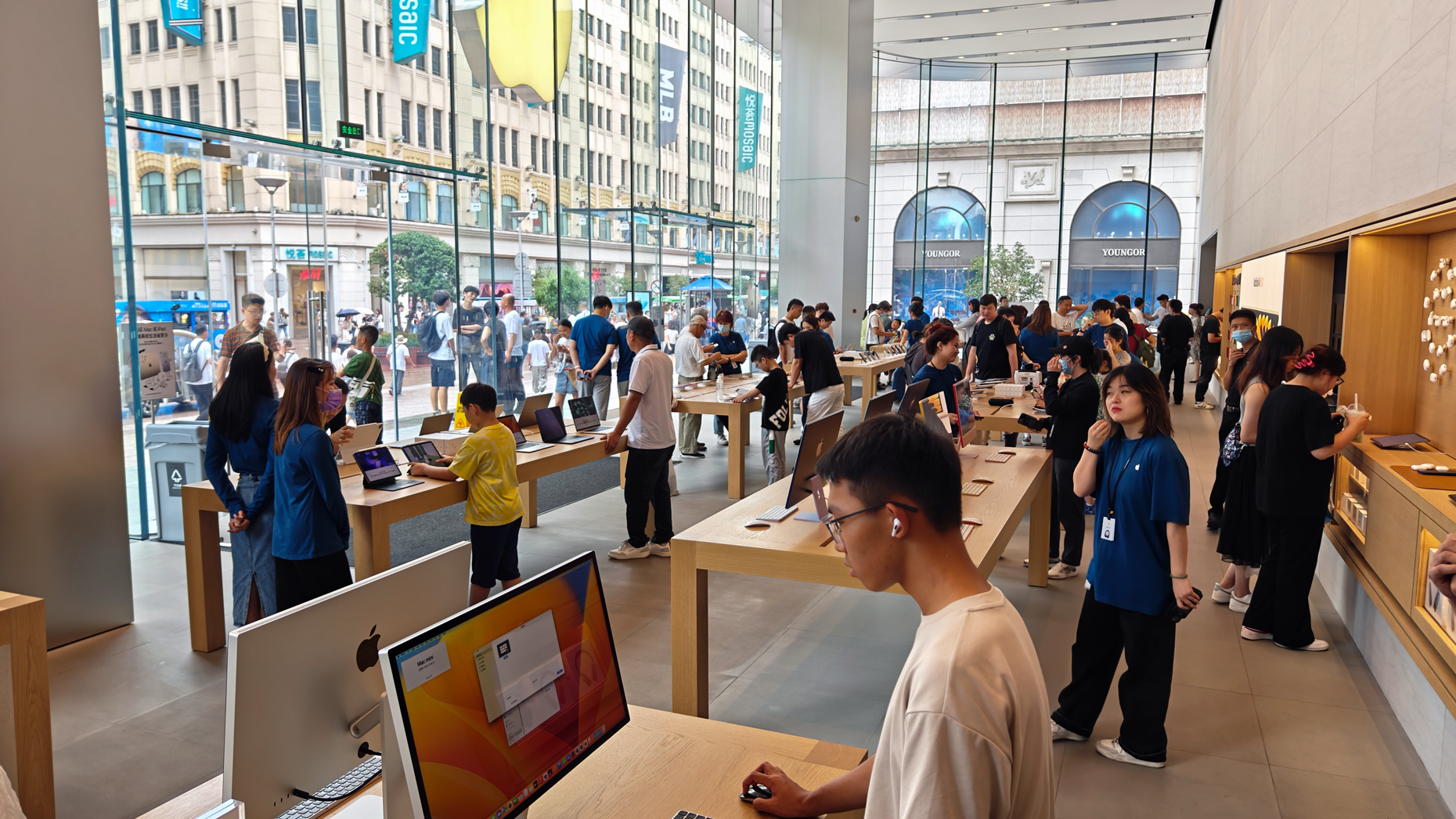 An Apple Store in Shanghai on August 23. Photo by Getty.