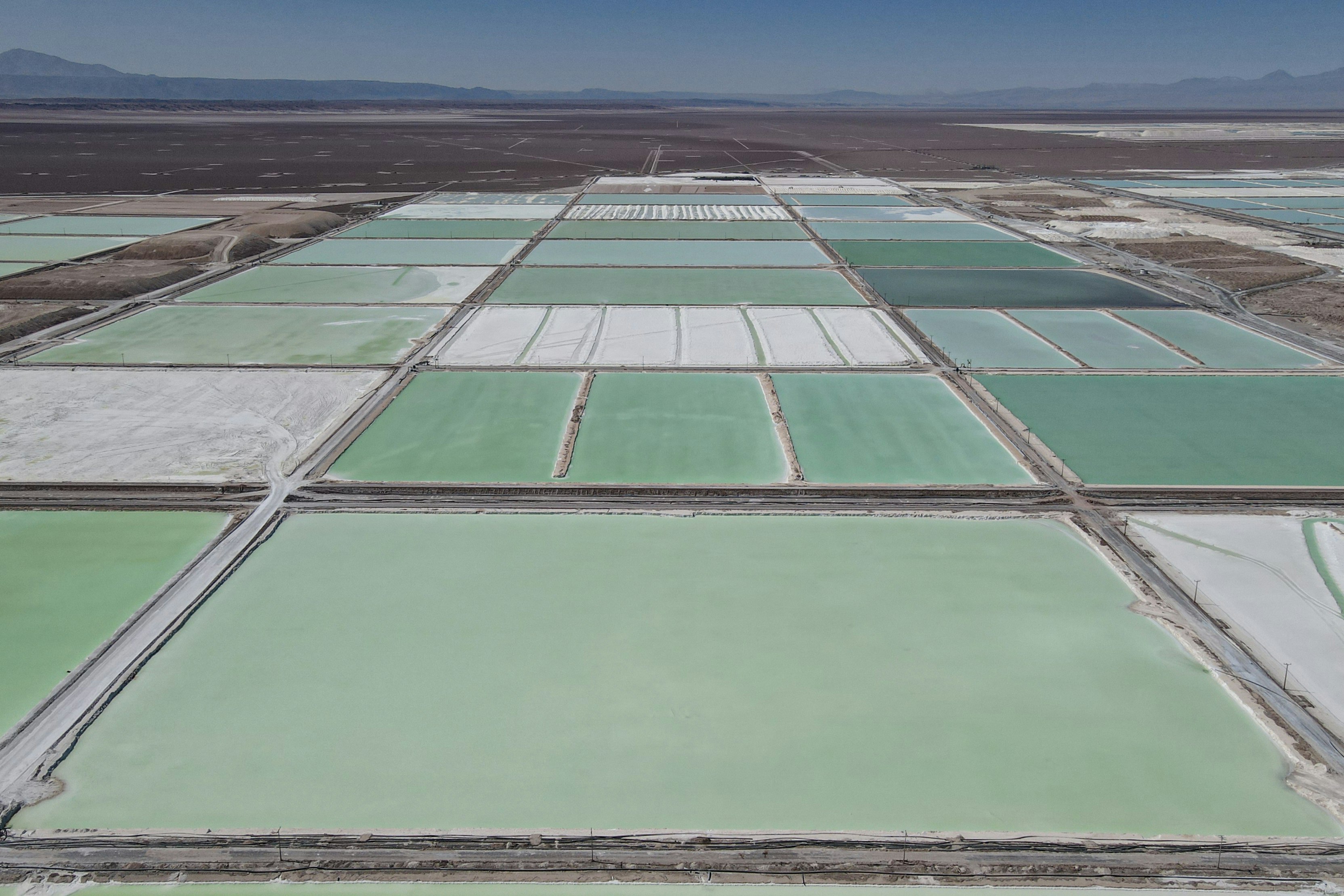 A lithium brine operation in Chile's Salar de Atacama. Photo: Lucas Aguayo Araos/Anadolu/Getty