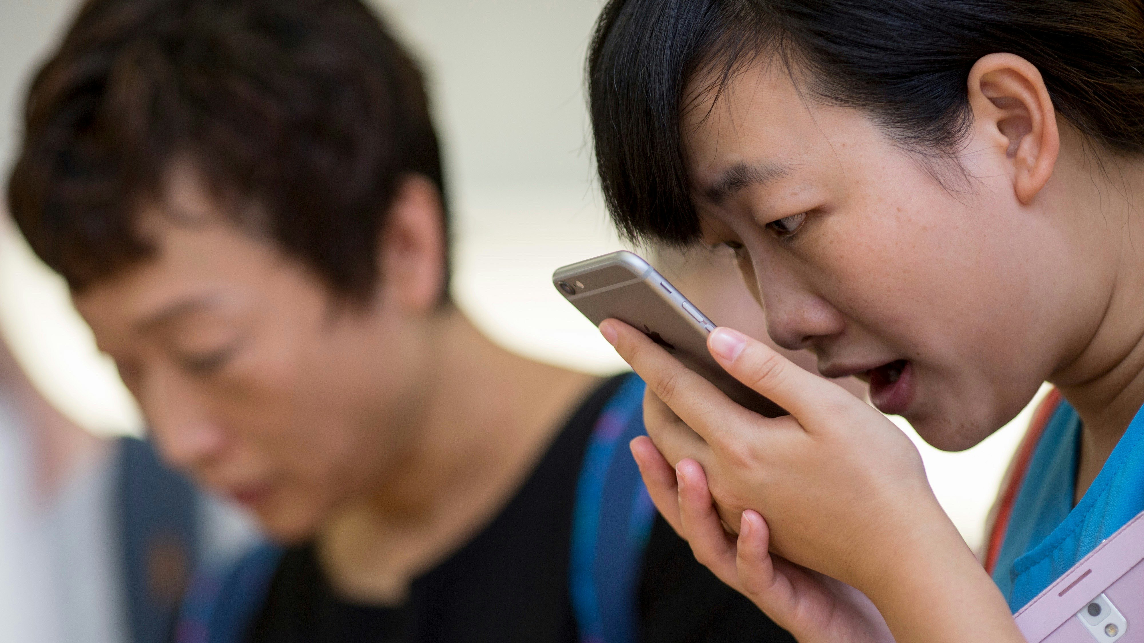A customer using Apple's Siri feature. Photo by Bloomberg.