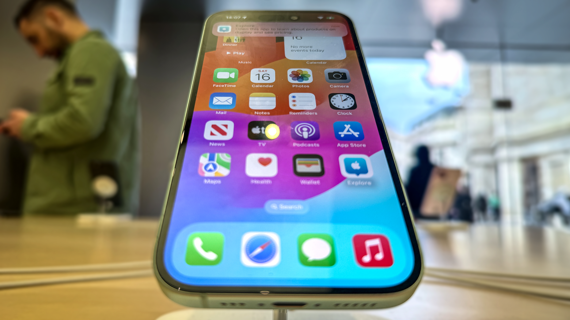 Apple Plans A Thinner IPhone In 2025 — The Information