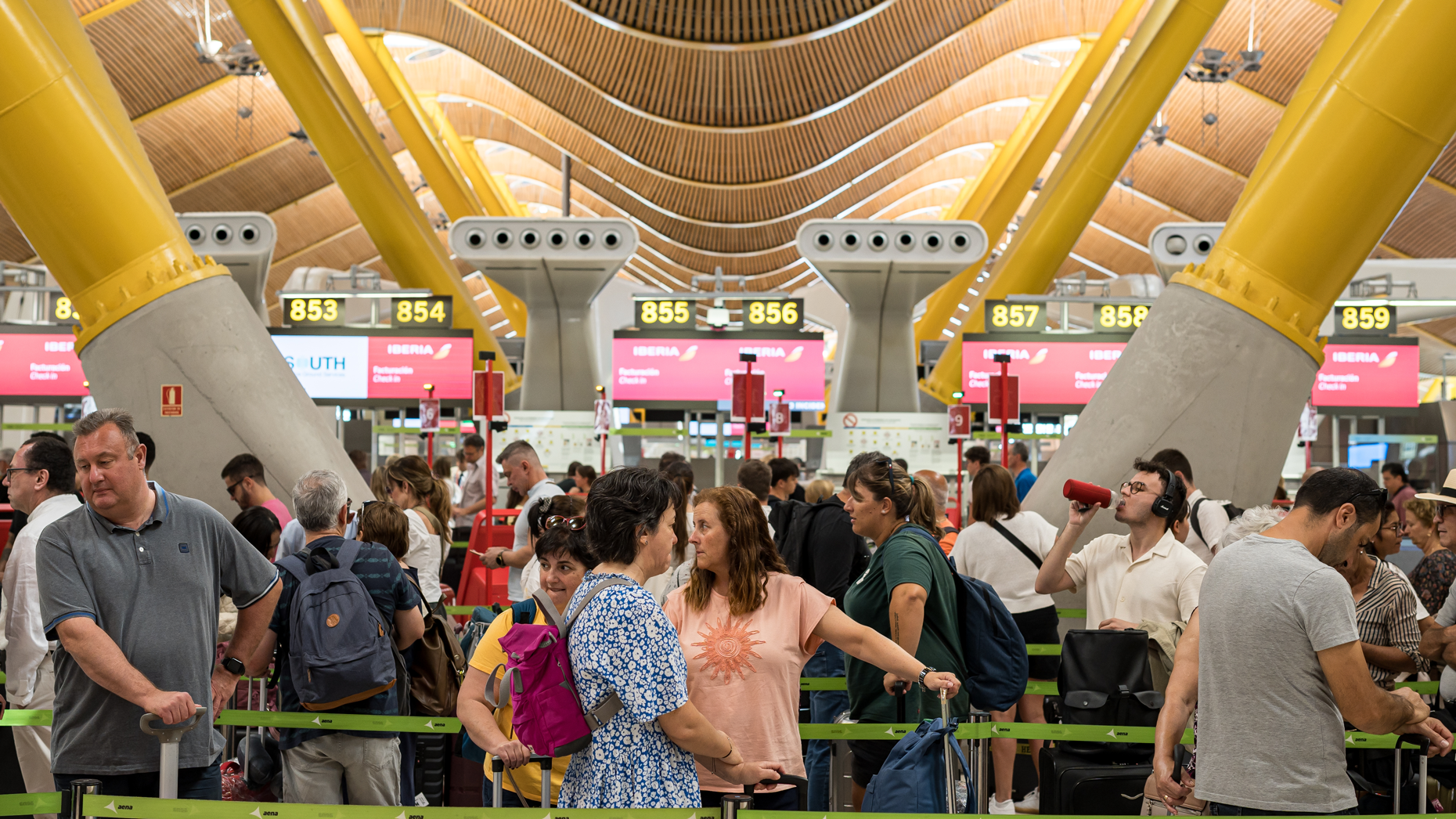 Long waits at Madrid-Barajas International Airport on July 19 due to the global communications outage caused by CrowdStrike. Photo by Diego Radames/Anadolu via Getty.