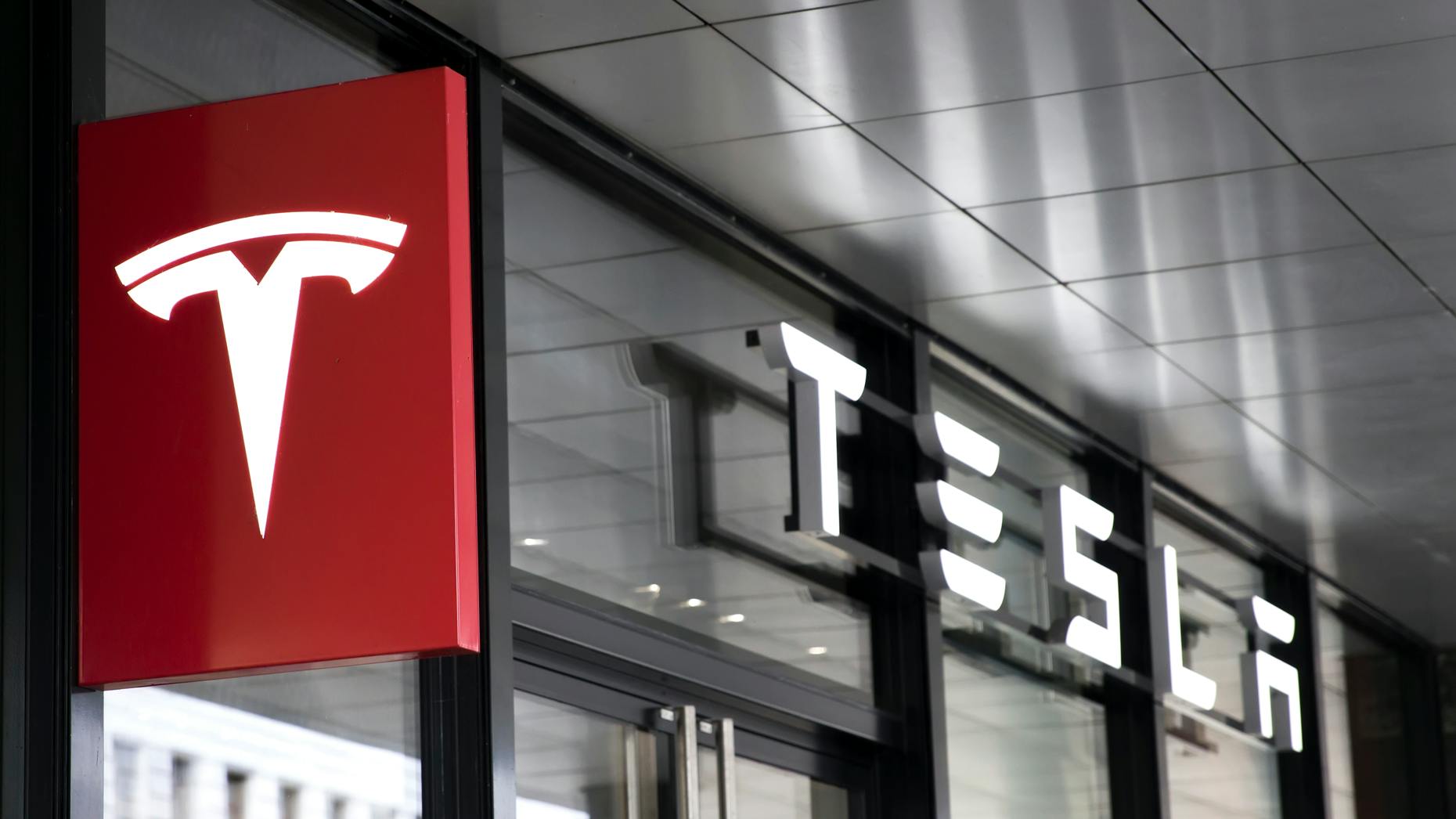 The Electric: Musk Warns Rivals They Will Regret Not Making Fully Autonomous EVs