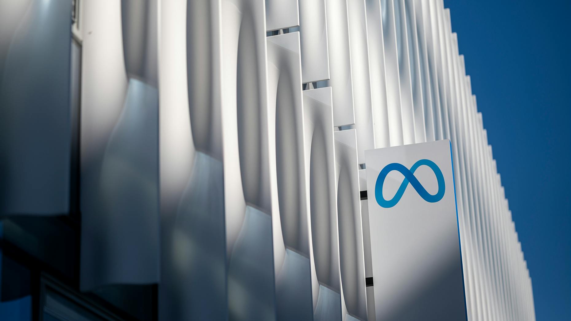 Zuckerberg Wants to Make Facebook Cool Again