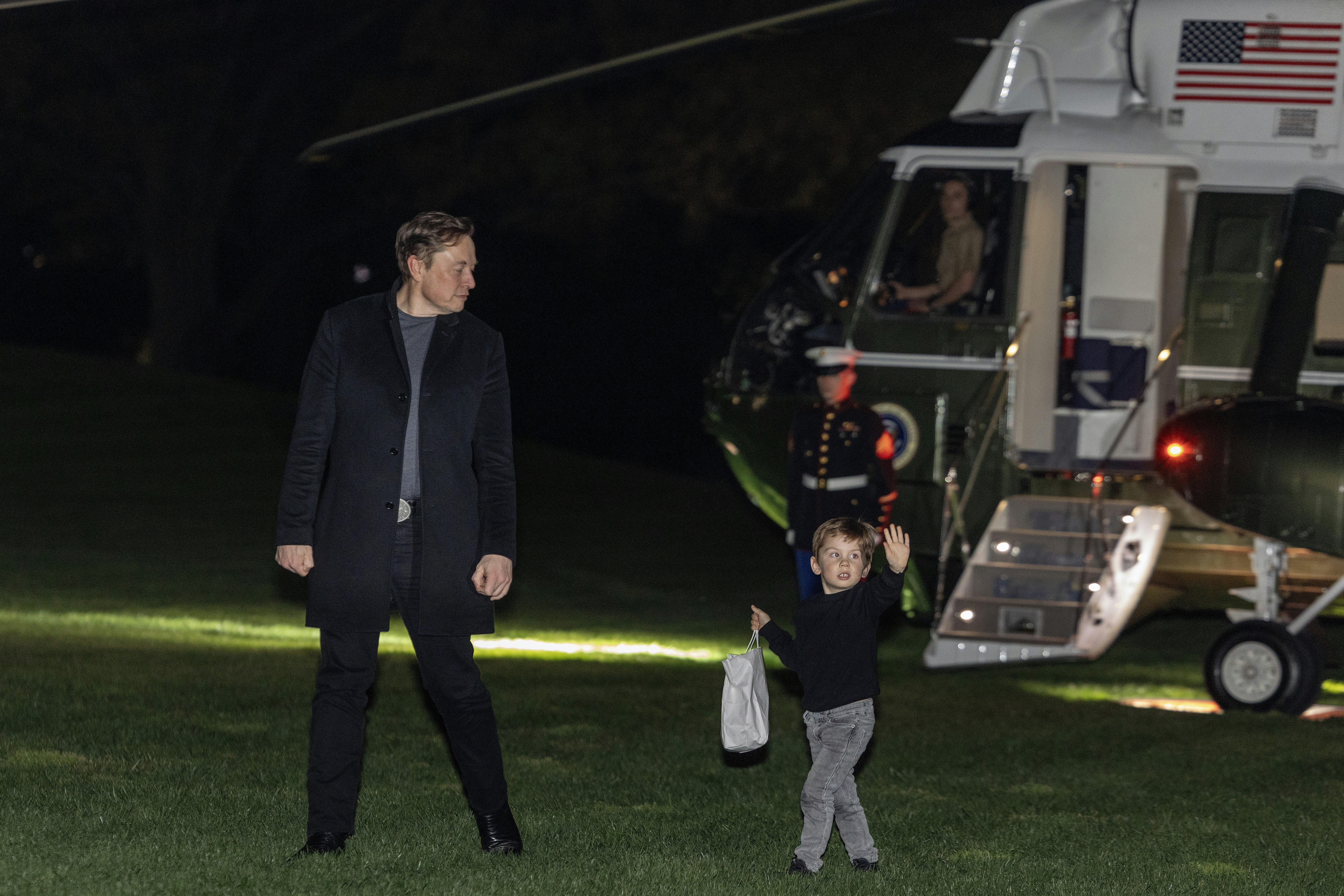 Elon Musk and his son X Æ walk off Marine One. Photo: Tasos Katopodis/Getty
