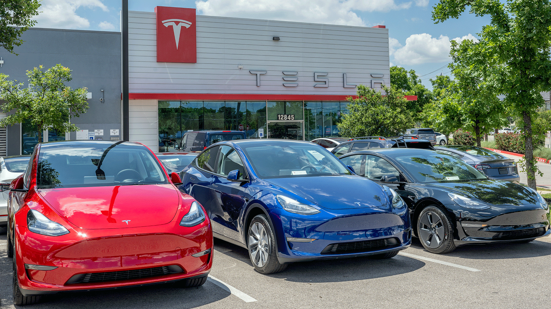 Tesla Model Y vehicles at a dealership in Austin. Photo by Getty