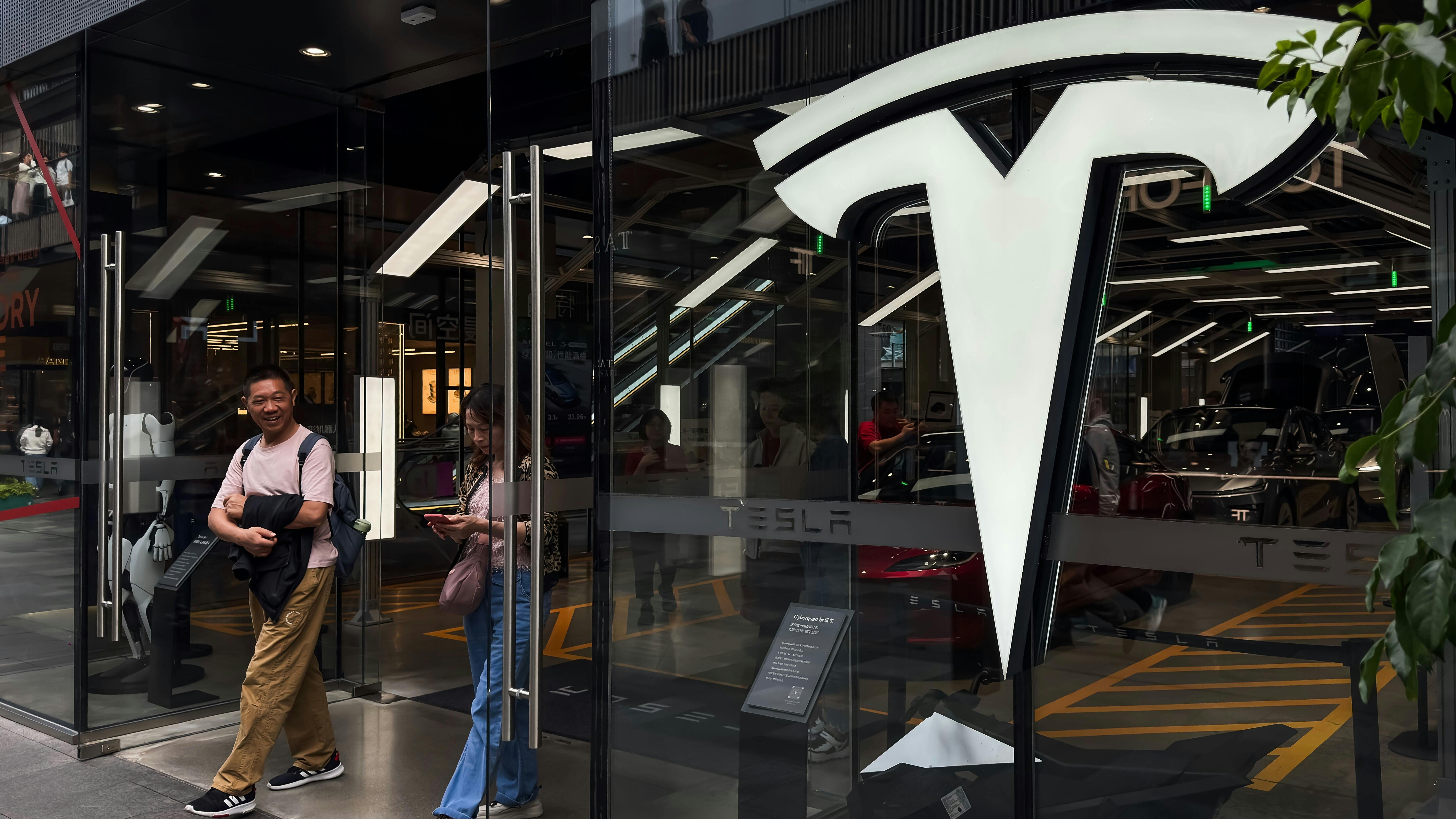 Musk Dials Back Near Term Robotaxi and Optimus Targets