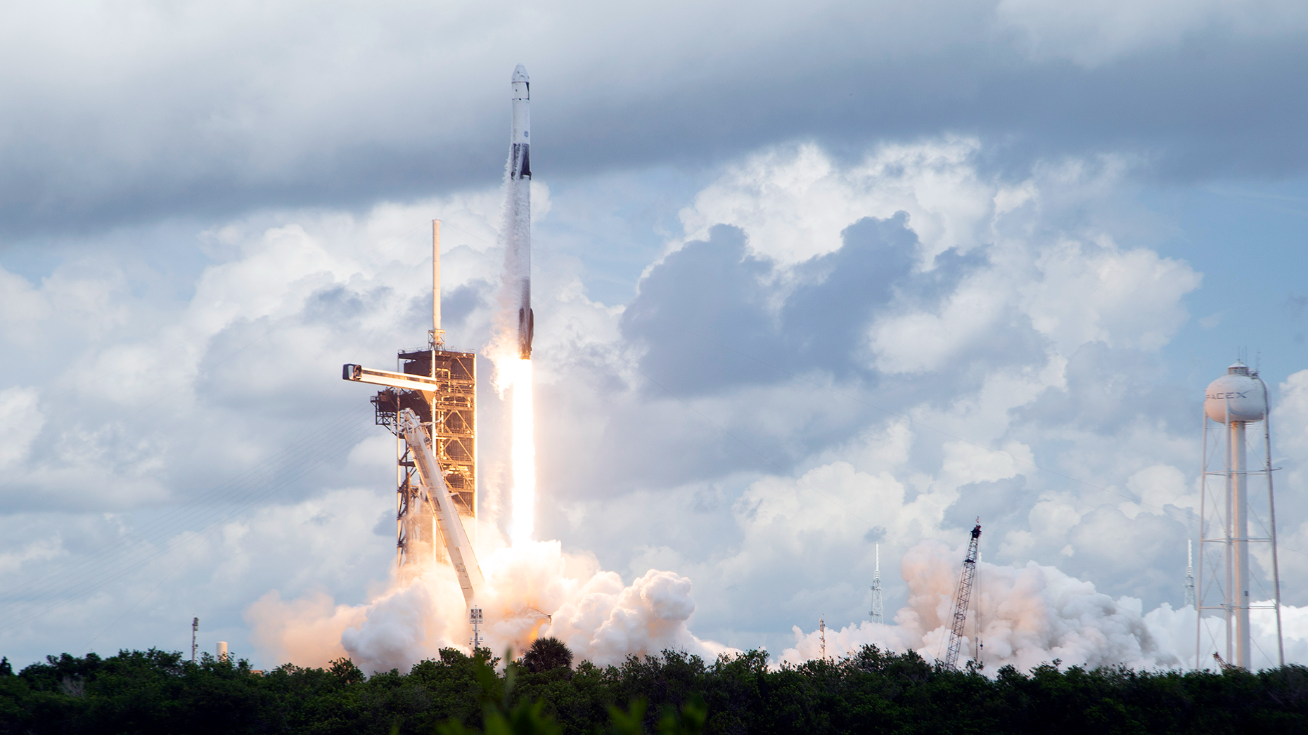 A SpaceX Falcon 9 rocket carrying the company’s Dragon spacecraft. Photo by Getty Images