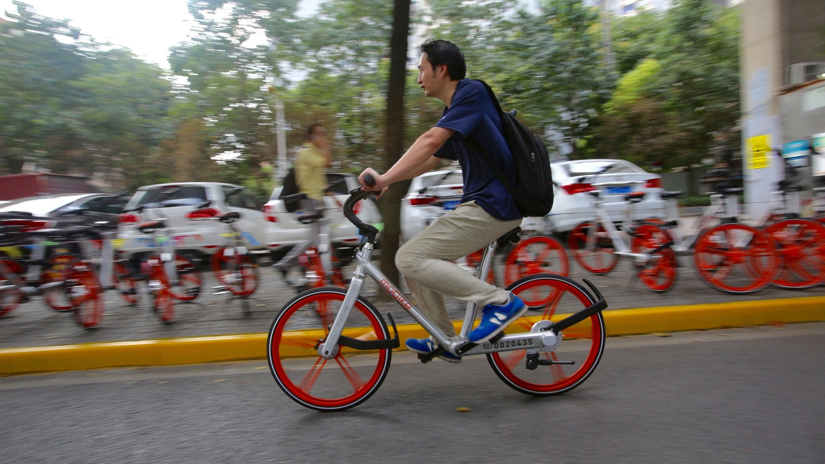 A Mobike user in Shanghai. Photo by AP.
