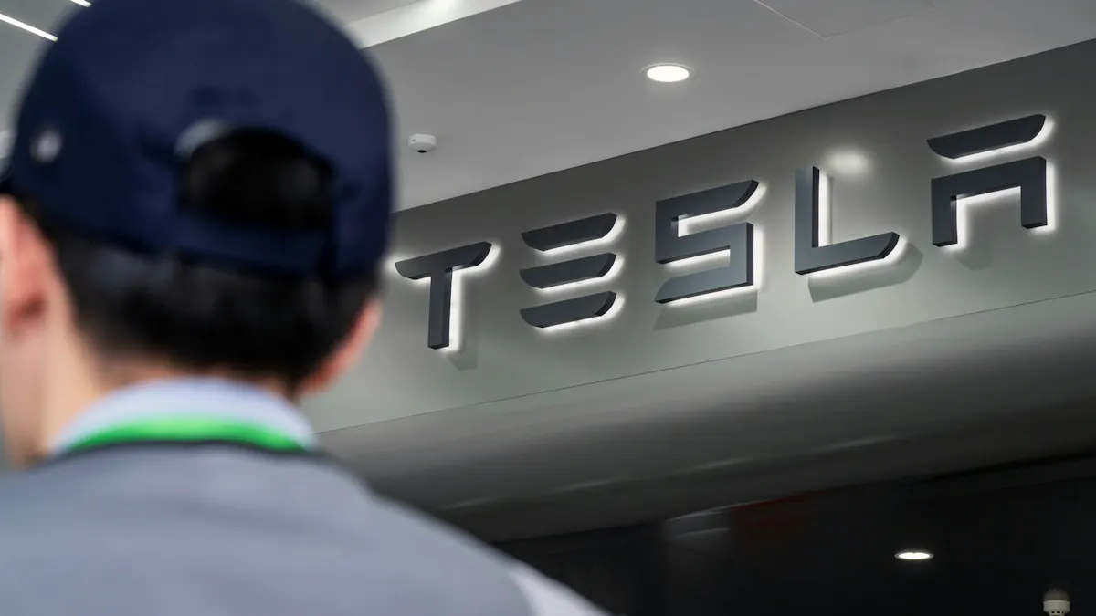 Tesla מגבילה את הוצאות ה-AI של עובדיה ל-200 דולר בשבוע