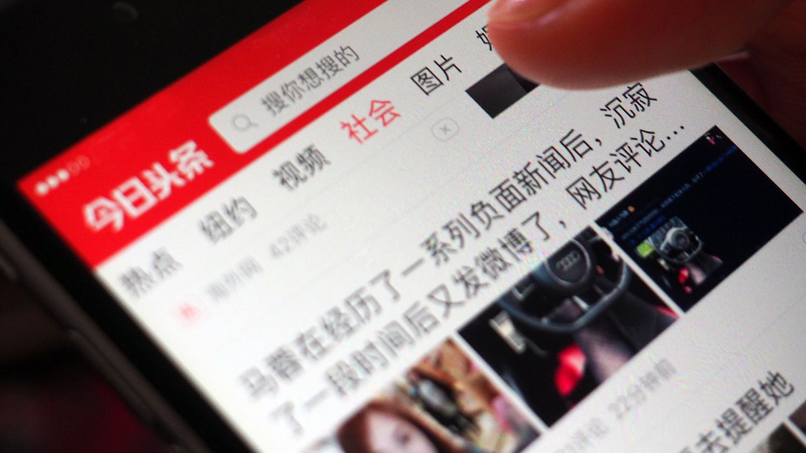 Toutiao's app on a smartphone. Photo by Mike Sullivan. 
