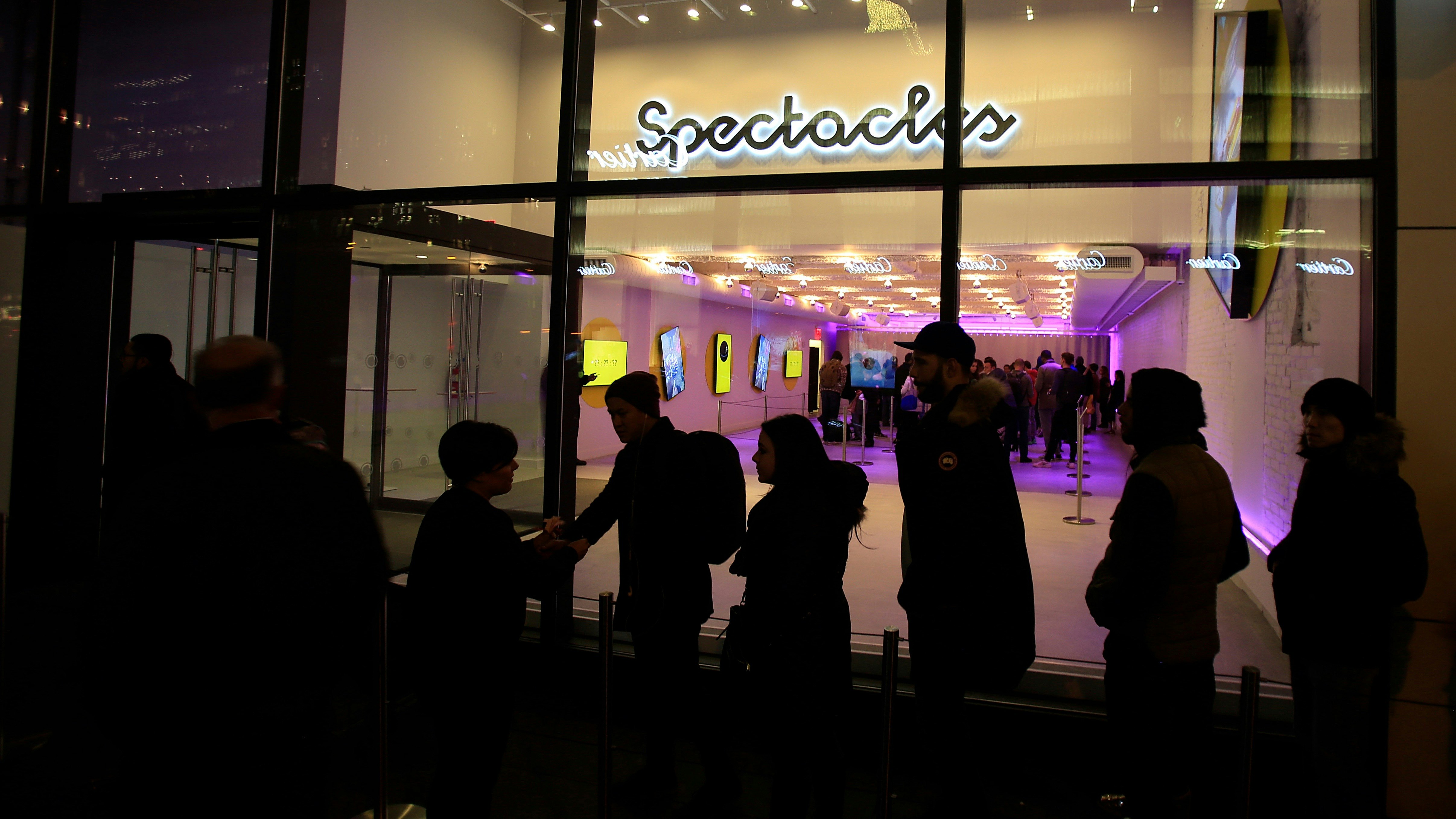 Customers standing outside Snap's Spectacles store in New York in December last year. Photo by Bloomberg.