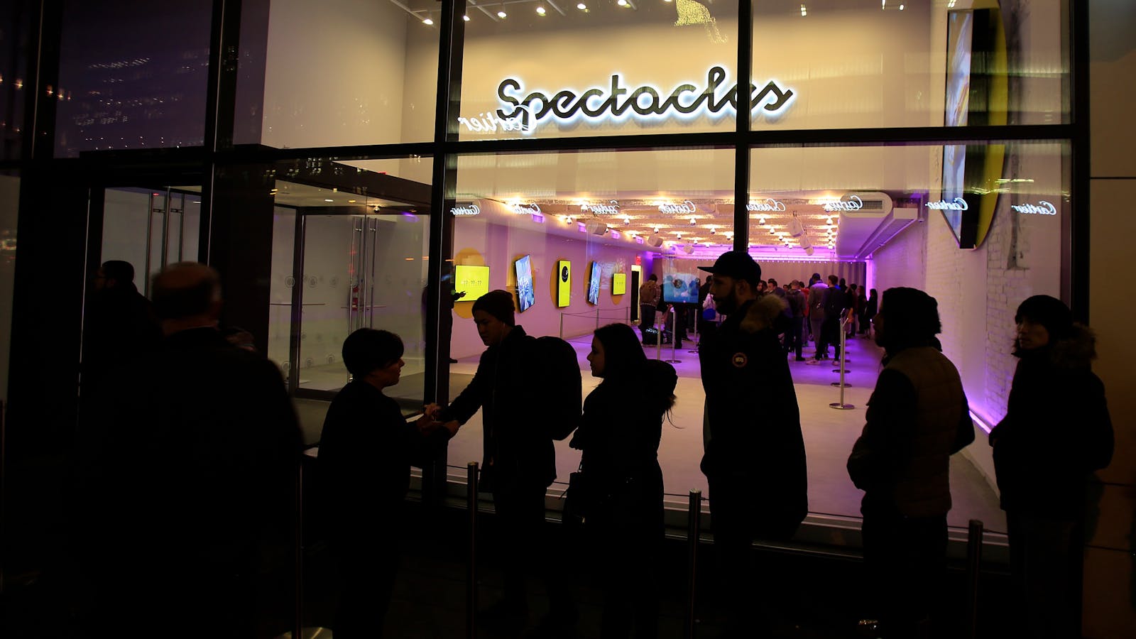 Customers standing outside Snap's Spectacles store in New York in December last year. Photo by Bloomberg.