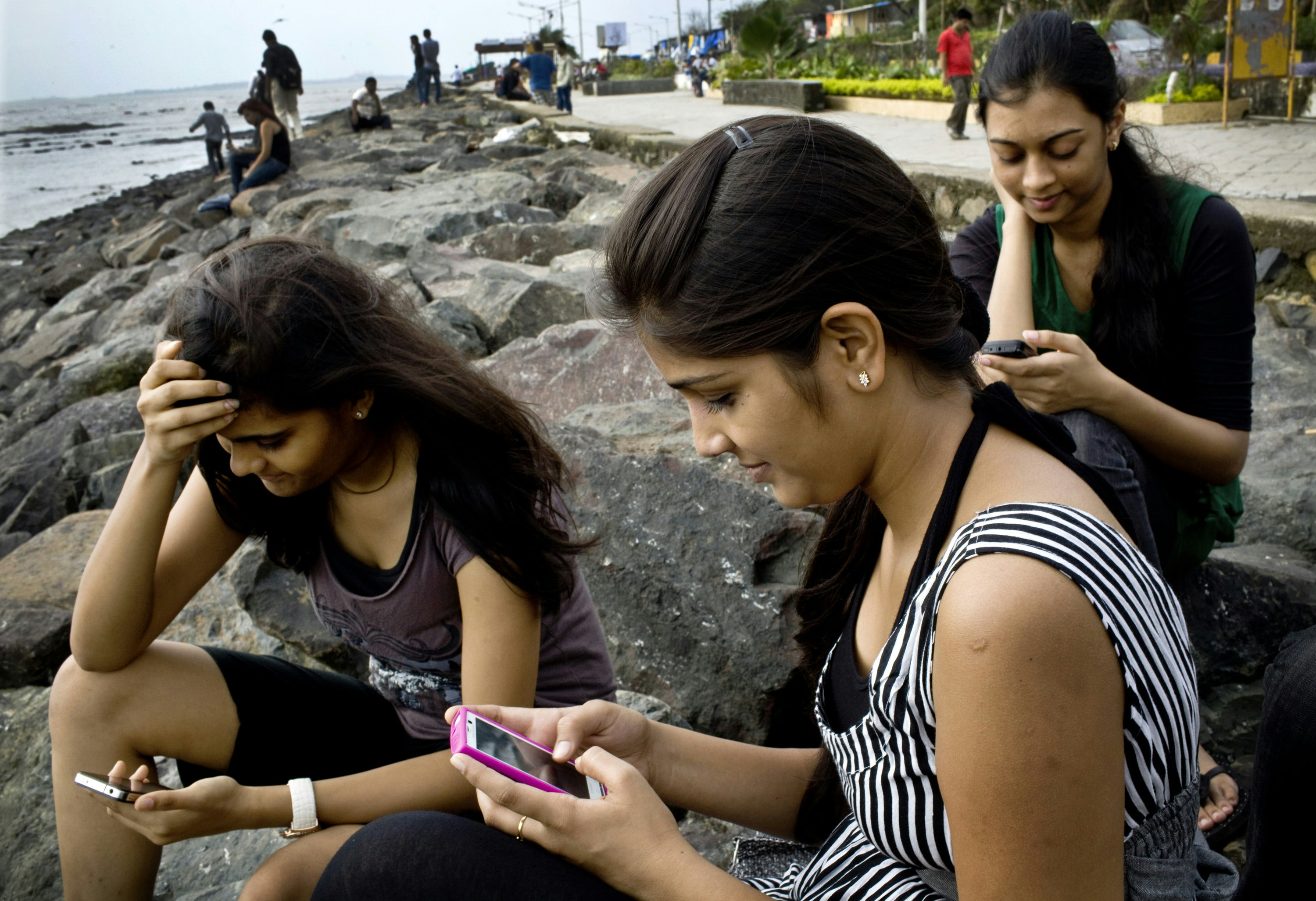 College students in Mumbai, India check their Facebook accounts. Photo by Bloomberg.
