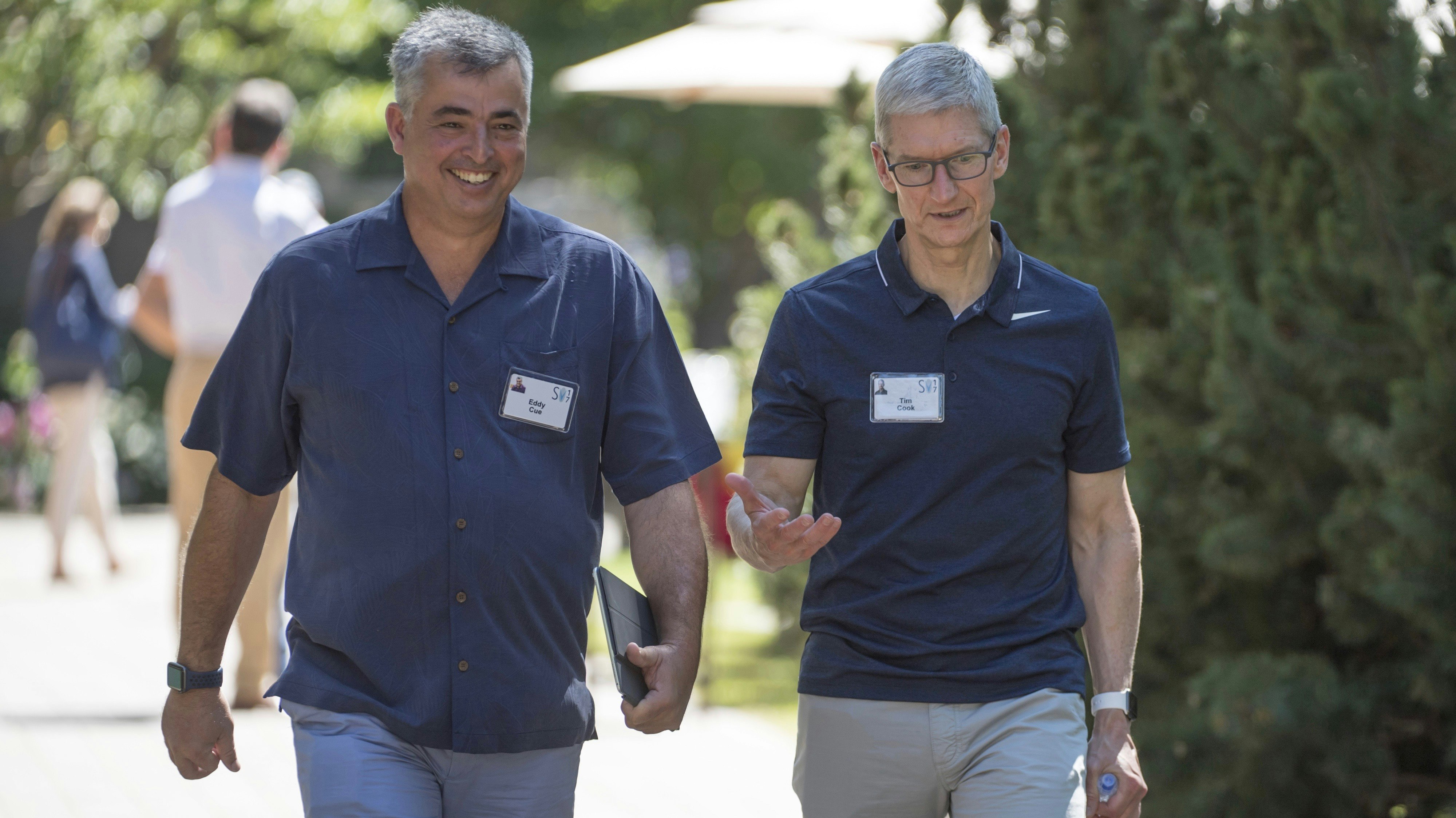 Apple executives Eddy Cue and Tim Cook. Photo by Bloomberg.