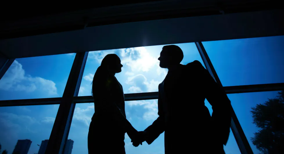 With Secret Contracts, Employees Skirt Bans on Share Sales