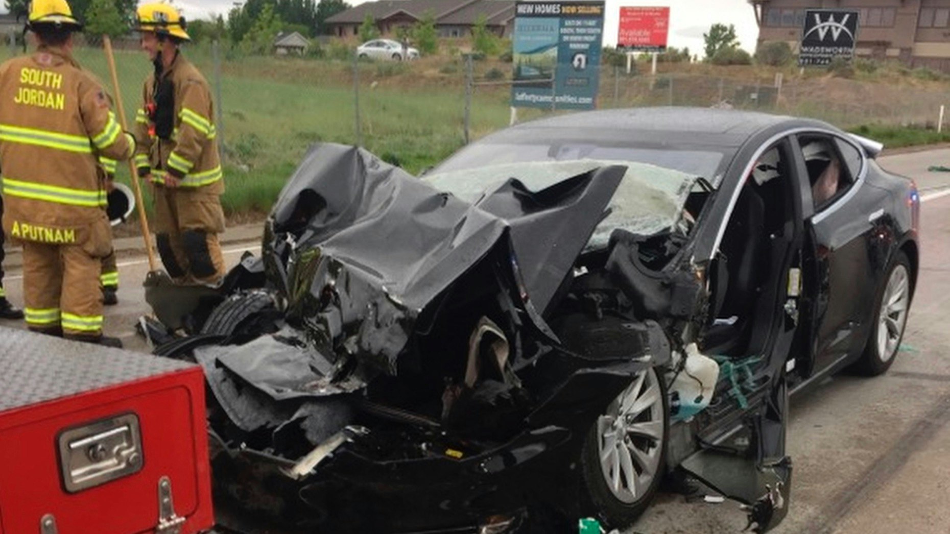 A Tesla Model S sedan in Autopilot mode crashed into a fire department mechanic truck in South Jordan, Utah, last month. Photo: AP 