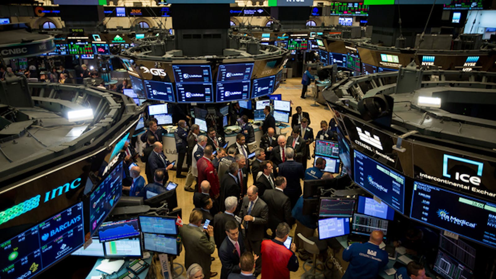 Traders work on the floor of the New York Stock Exchange. Photo by Bloomberg. 