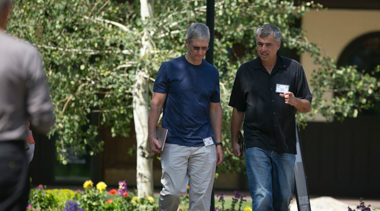 Apple CEO Tim Cook and Senior Vice President Eddy Cue. Photo by Bloomberg.