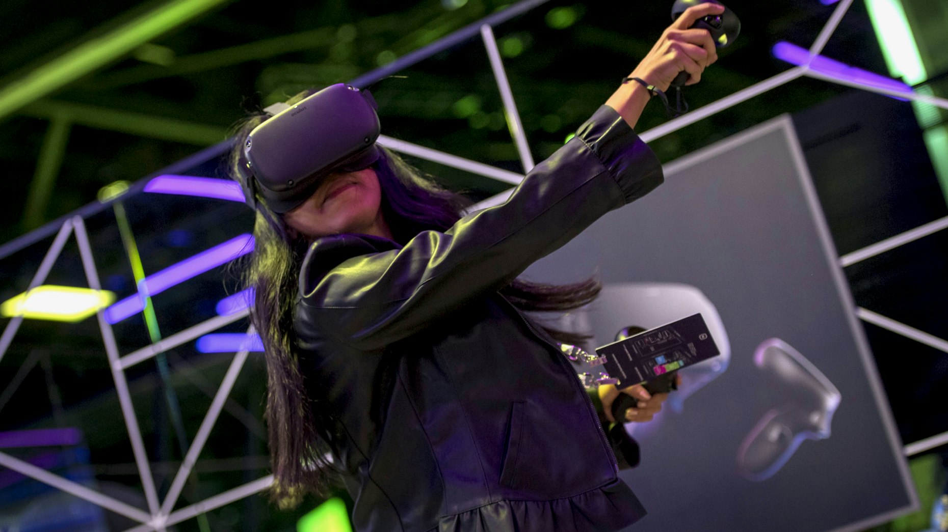 An attendee at a Facebook conference using the Oculus Quest virtual reality headset. Photo by Bloomberg