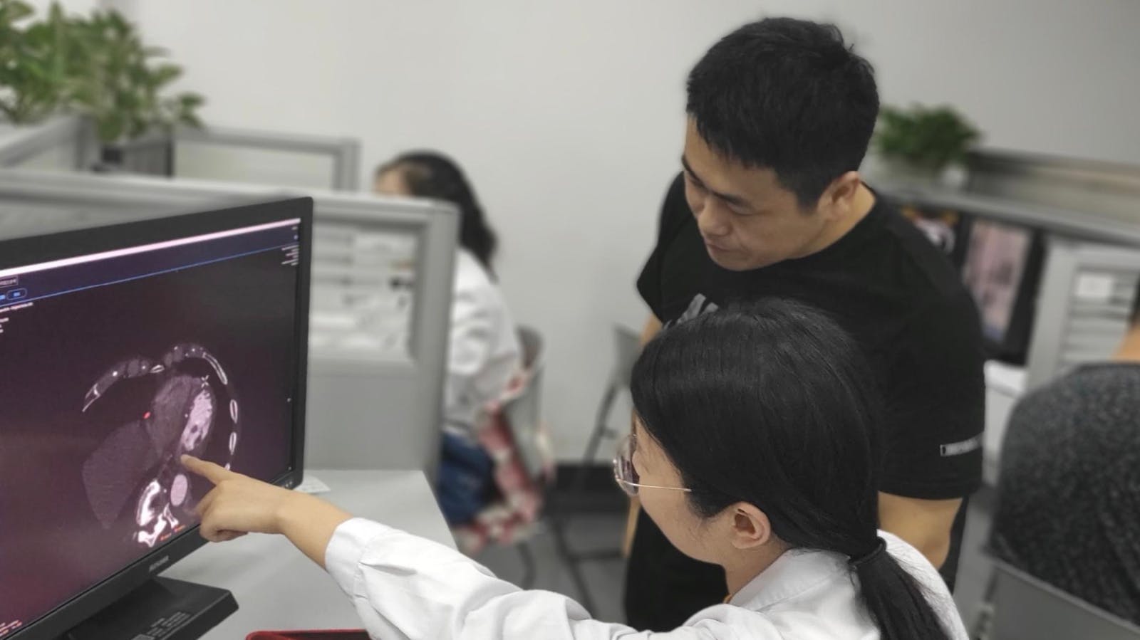 Shukun employees examine a scan. Photo courtesy of Shukun Technology.
