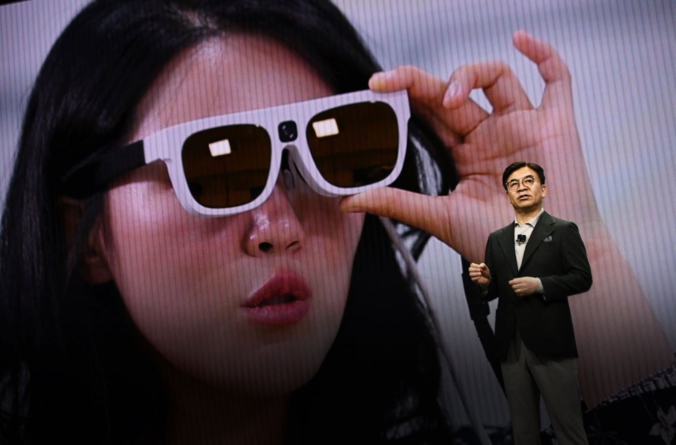 Hyun-Suk Kim, president and chief executive officer of Samsung Electronics, speaking at CES this week. Photo by Bloomberg
