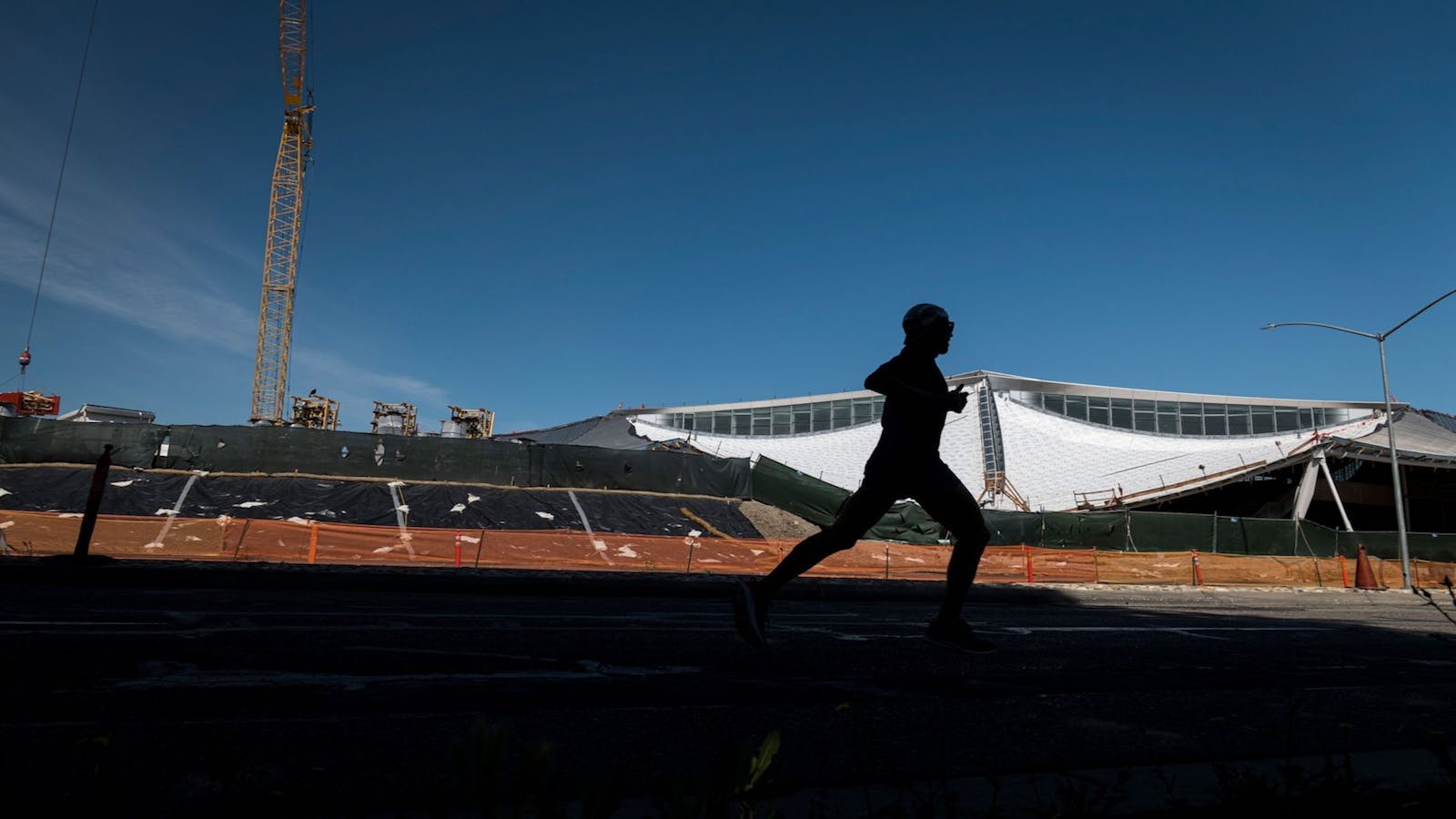 A person runs past a building under construction at the Google campus in Mountain View, California, U.S., on Thursday, May 21, 2020. Photo: Bloomberg 