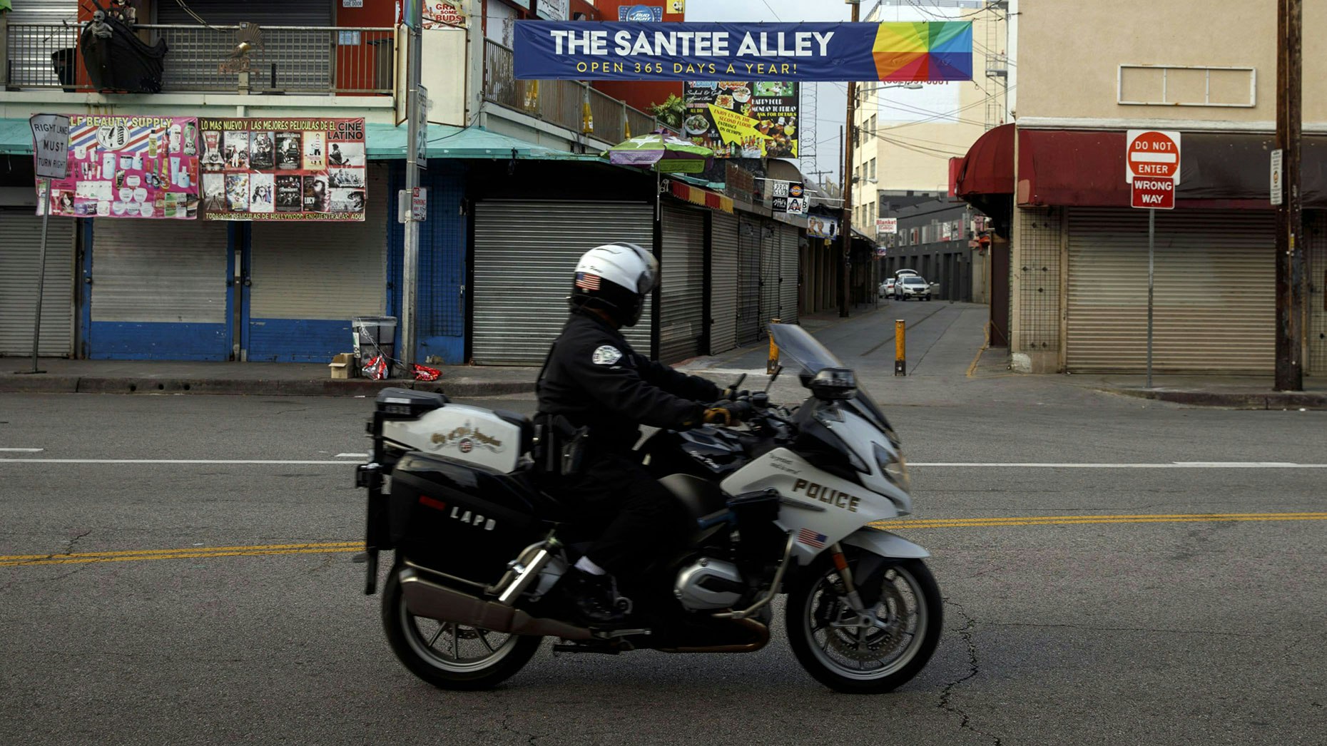 A Los Angeles Police Department (LAPD) officer patrols on a motorbike past on April 1, 2020.  Photo: Bloomberg.