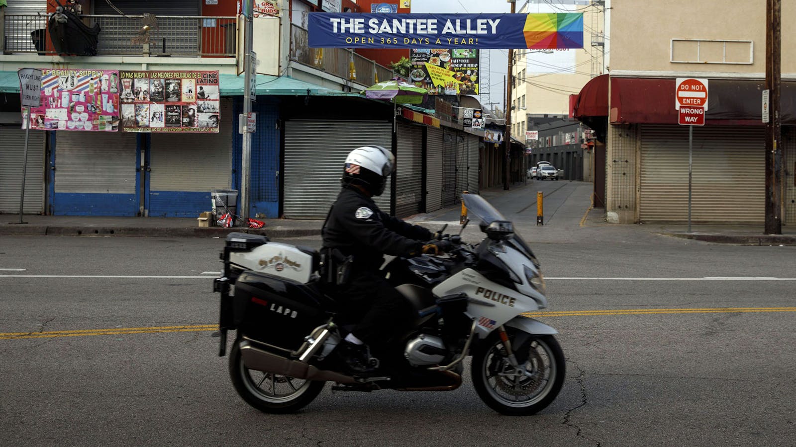 A Los Angeles Police Department (LAPD) officer patrols on a motorbike past on April 1, 2020.  Photo: Bloomberg.