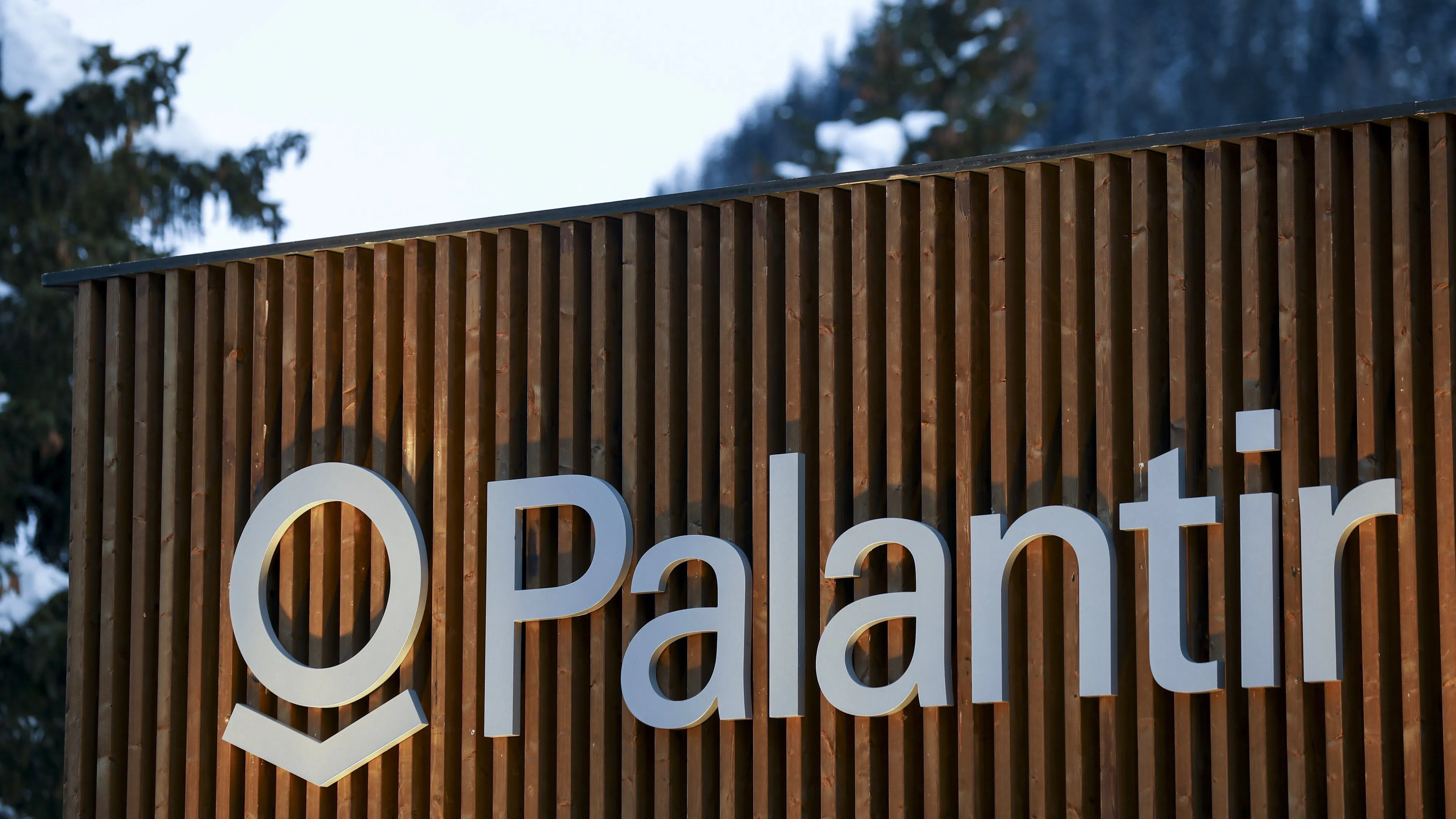 Palantir Plans Lockup for Direct Listing, Breaking With Convention
