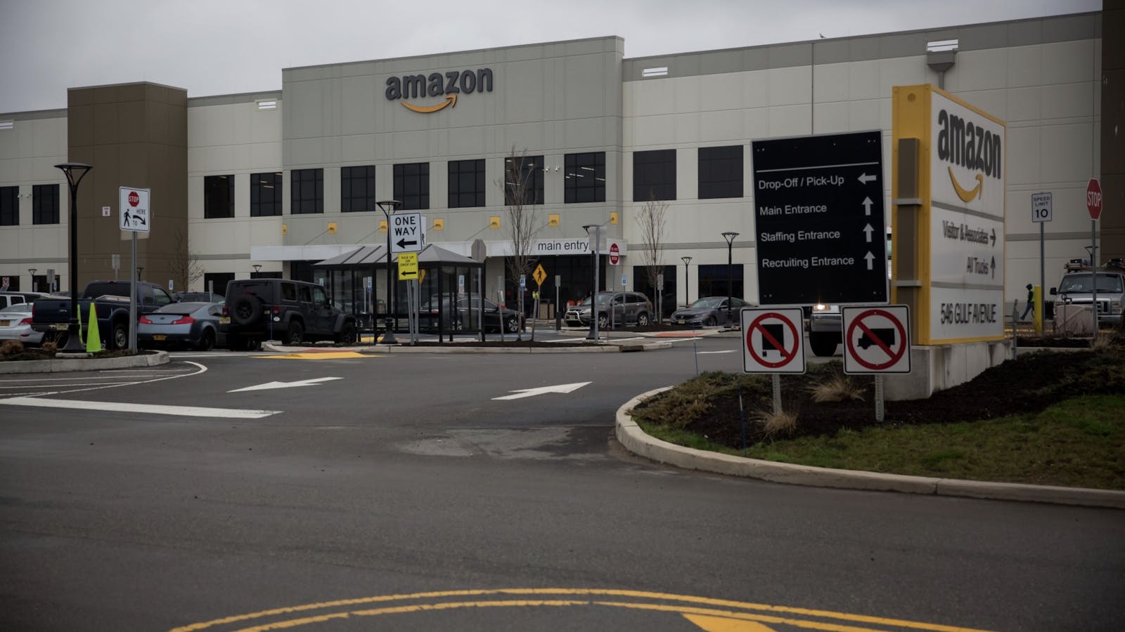 Amazon's Staten Island, N.Y. warehouse. Photo by Bloomberg