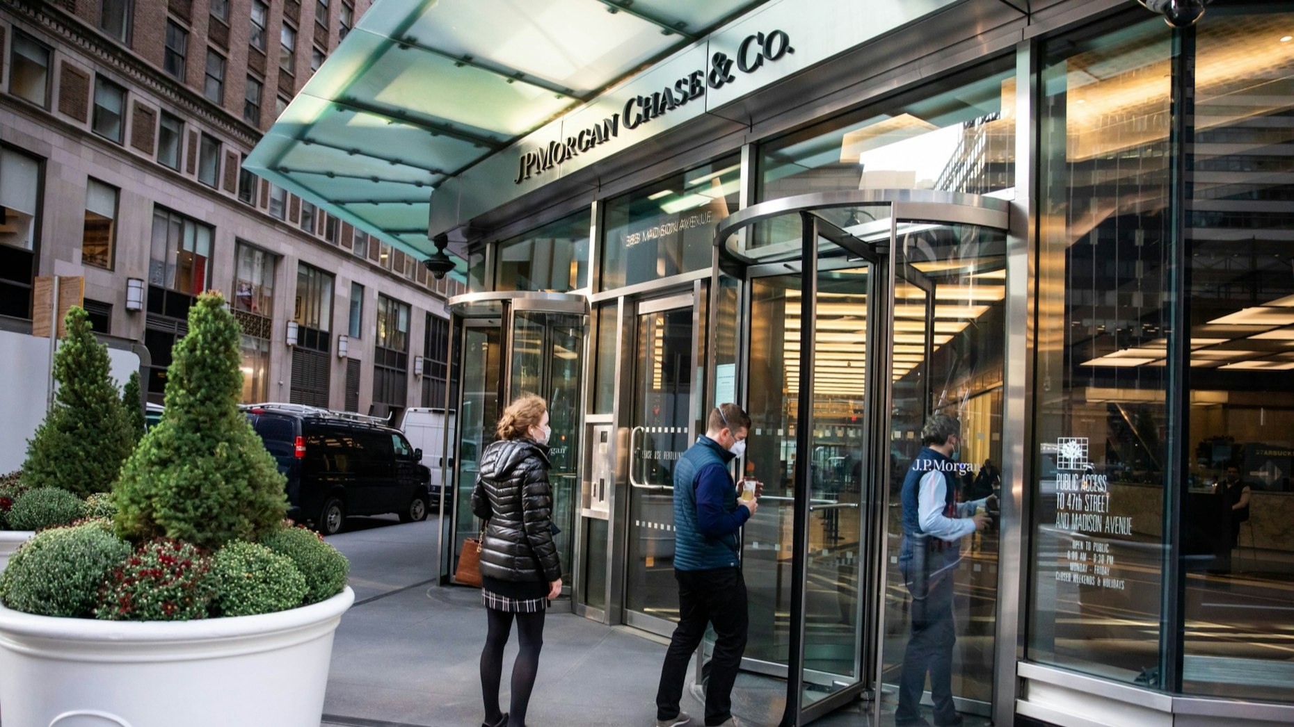 People waiting to enter JPMorgan Chase's headquarters in New York in September. Photo by Bloomberg 
