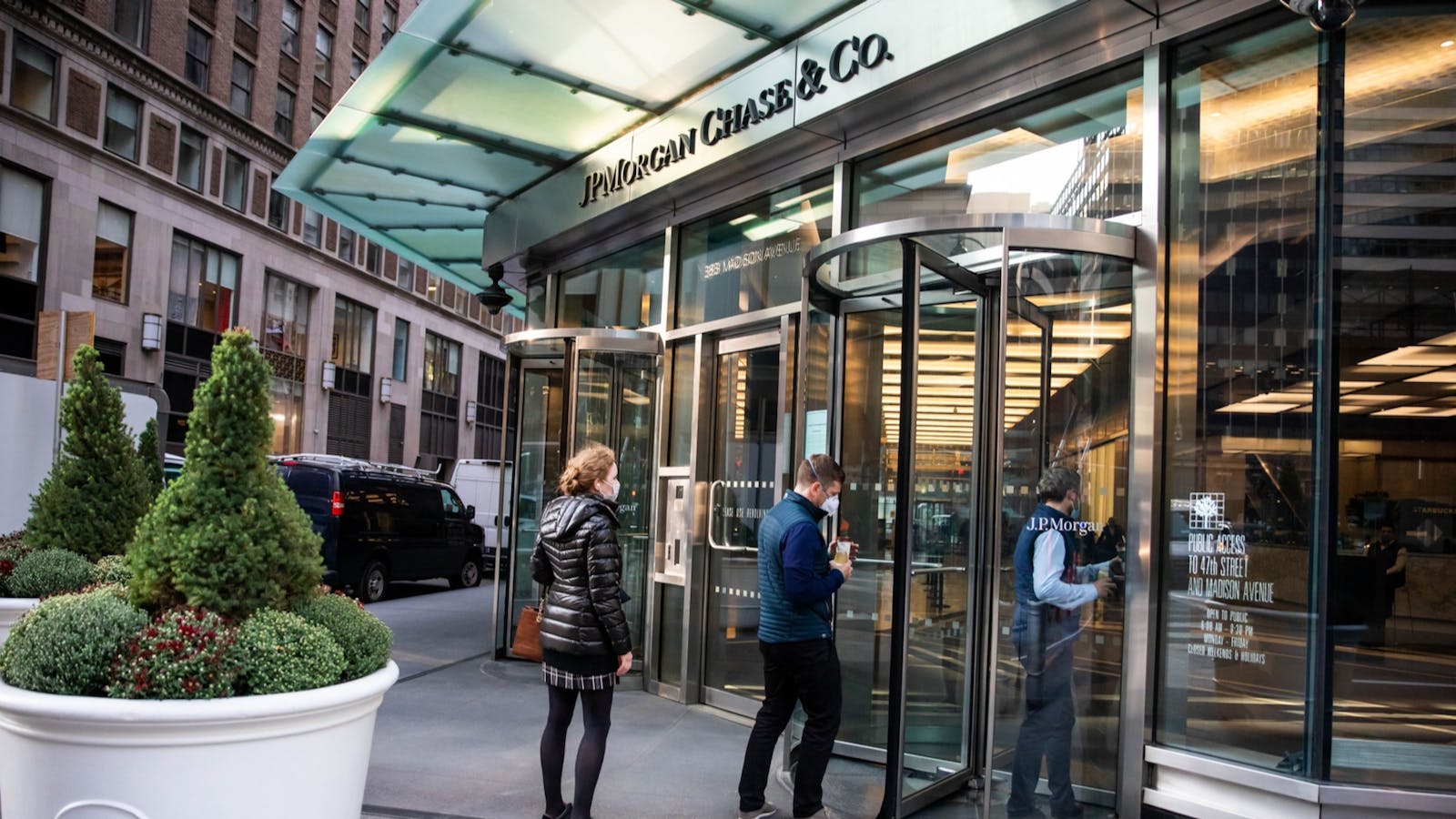 People waiting to enter JPMorgan Chase's headquarters in New York in September. Photo by Bloomberg 
