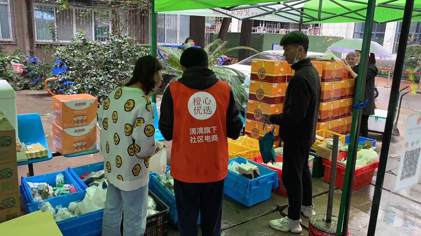 
Groceries being distributed from a local shop working with Didi Chuxing. Photo provided by Didi Chuxing. 