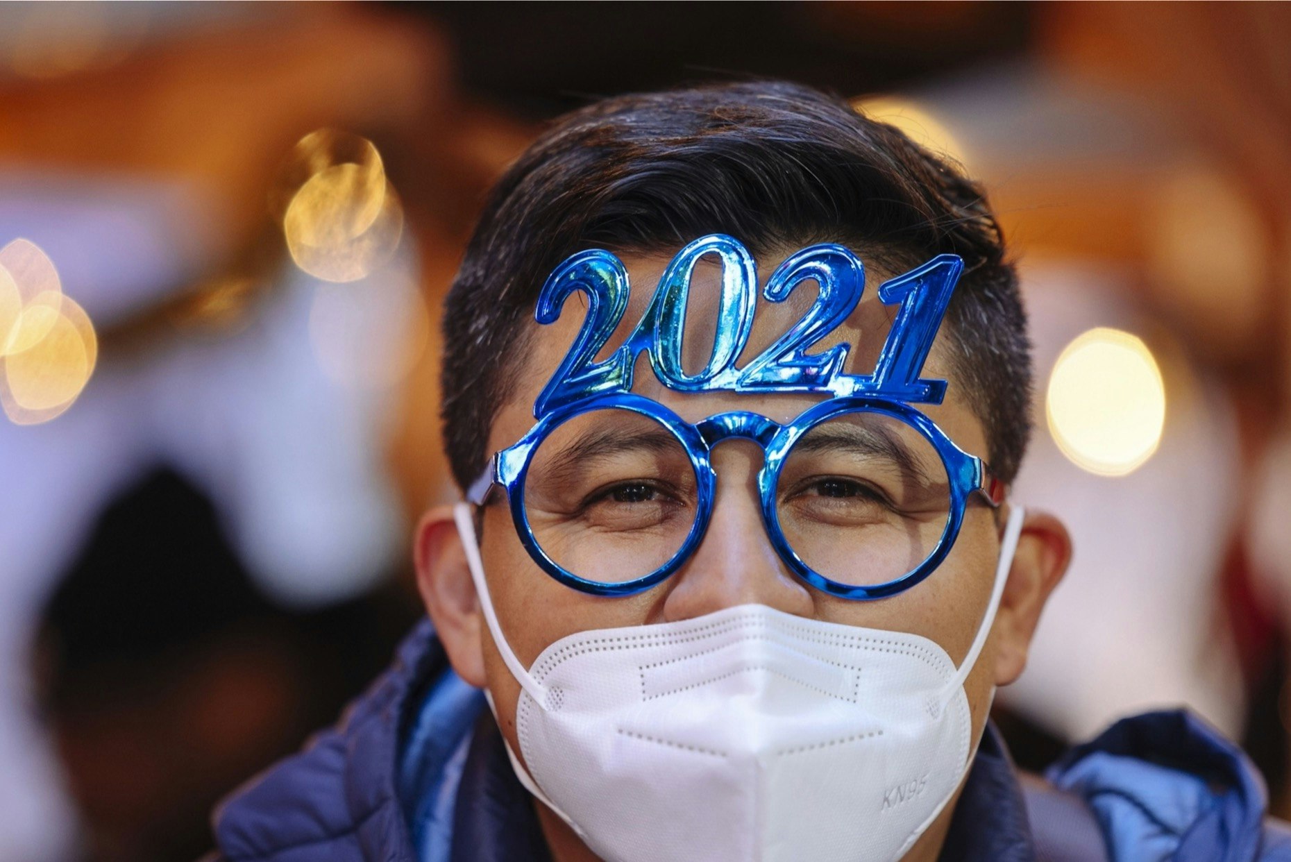 A pedestrian near the Times Square area of New York, U.S., on Thursday, Dec. 31. Photo: Bloomberg