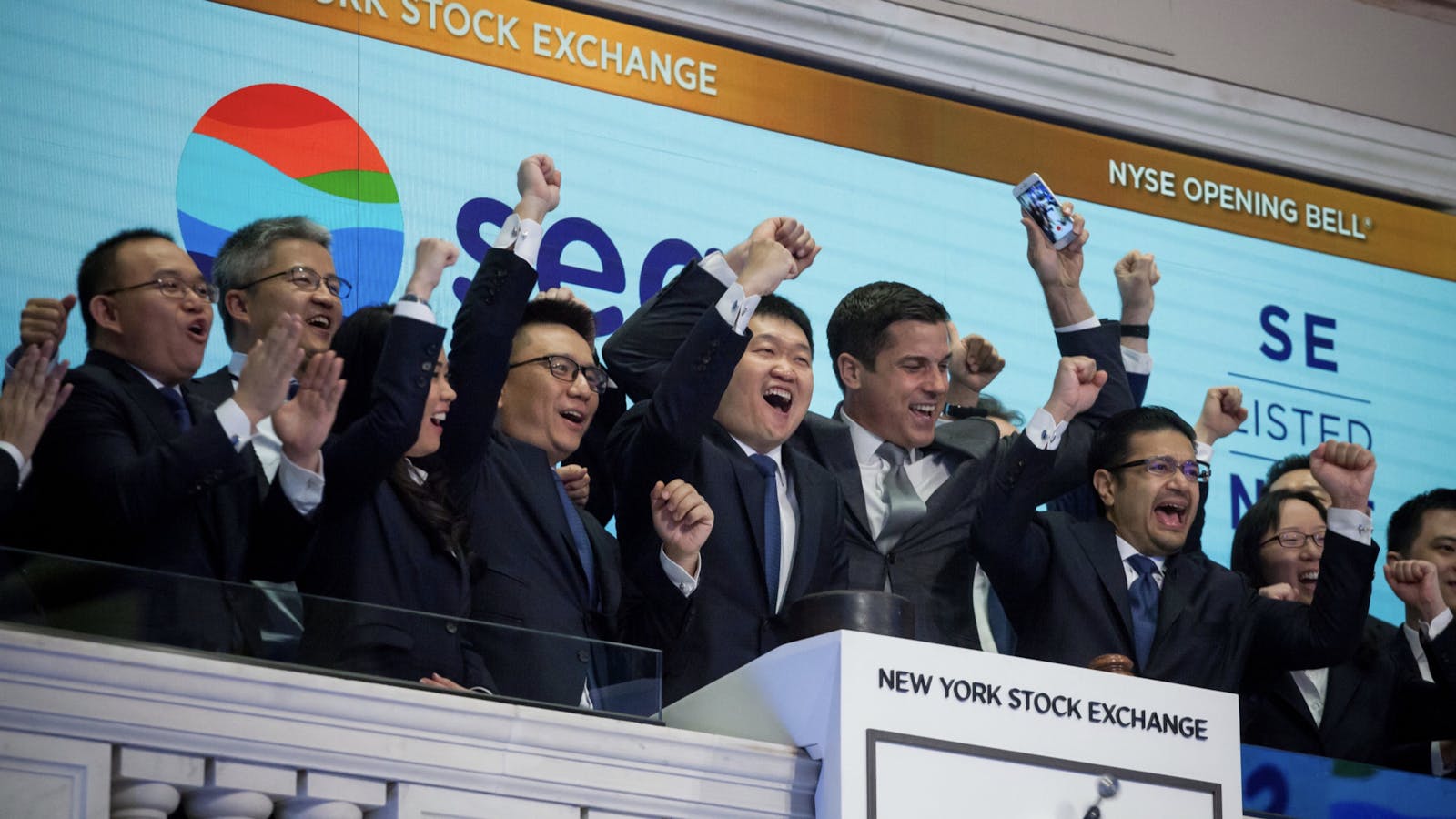 Sea CEO Forrest Li and other top Sea executives ring the opening bell in October 2017 as Sea goes public on the New York Stock Exchange. Photo by Bloomberg.