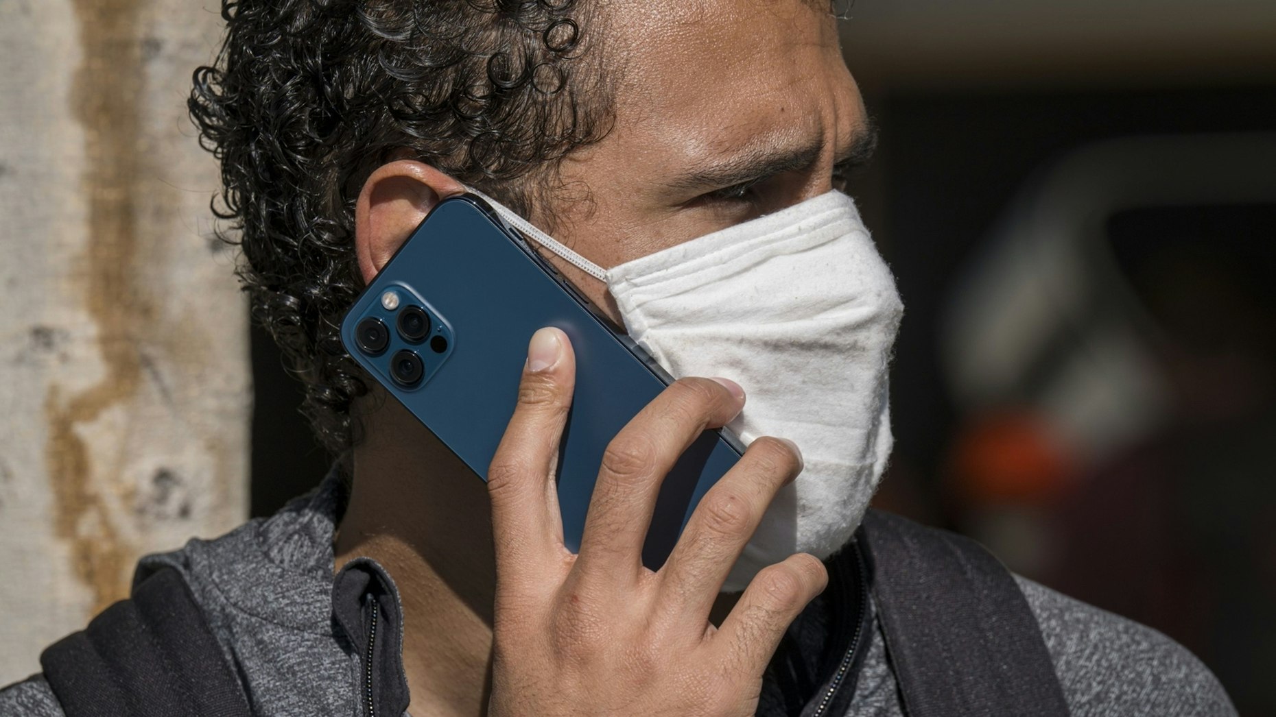 A person uses an iPhone 12 Pro with a LiDAR scanner on it last October. Photo by Bloomberg.