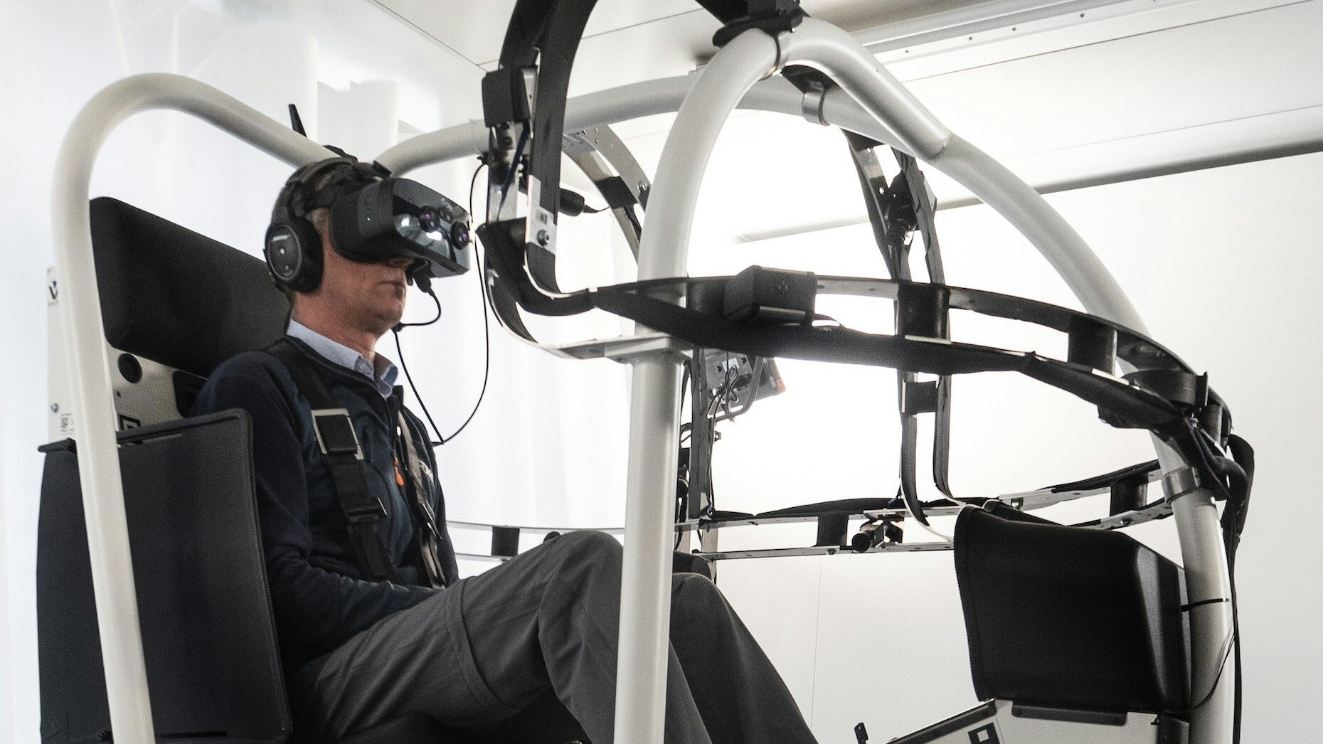 A pilot in a VRM Switzerland VR helicopter trainer. Image: VRM Switzerland