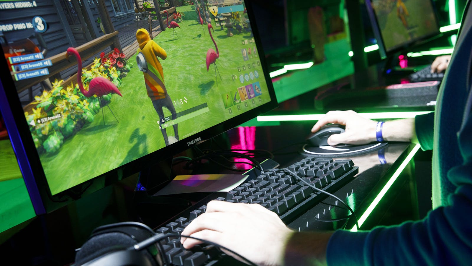 An attendee plays Fortnite during the E3 Electronic Entertainment Expo June 11, 2019. Photo: Bloomberg