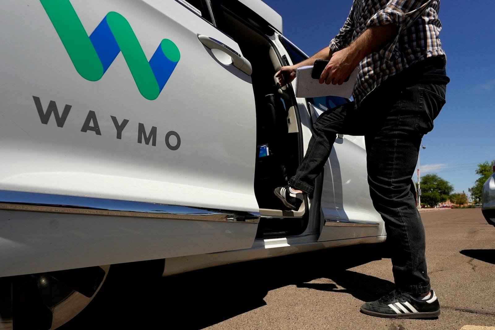 A Waymo minivan arrives to pick up passengers for an autonomous vehicle ride, Wednesday, April 7, 2021, in Mesa, Ariz. Photo: AP
