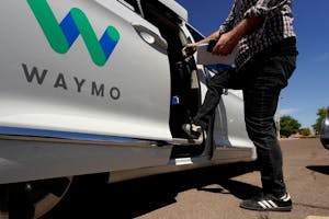A Waymo minivan arrives to pick up passengers for an autonomous vehicle ride, Wednesday, April 7, 2021, in Mesa, Ariz. Photo: AP