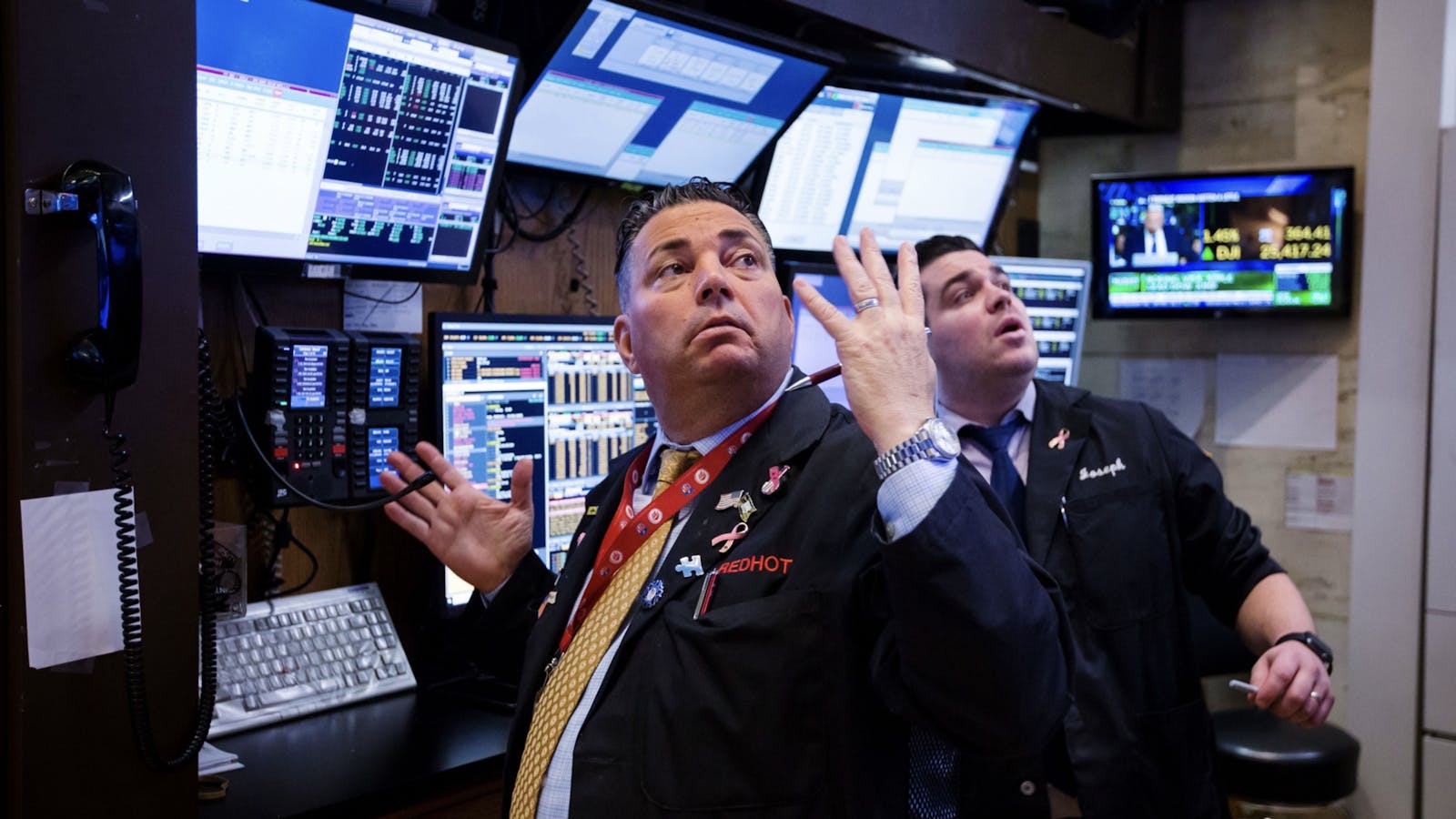 Wall Street traders. Photo by Bloomberg.