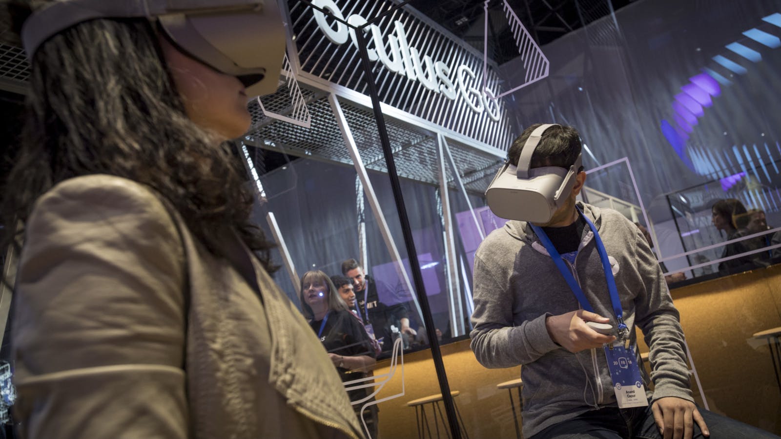 People wearing Oculus Go headsets in 2018. These devices have already been discontinued. Photo by Bloomberg.