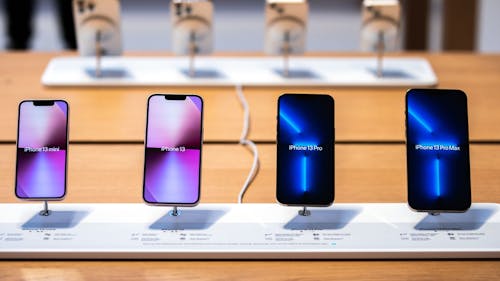 iPhones on display. Photo by Bloomberg