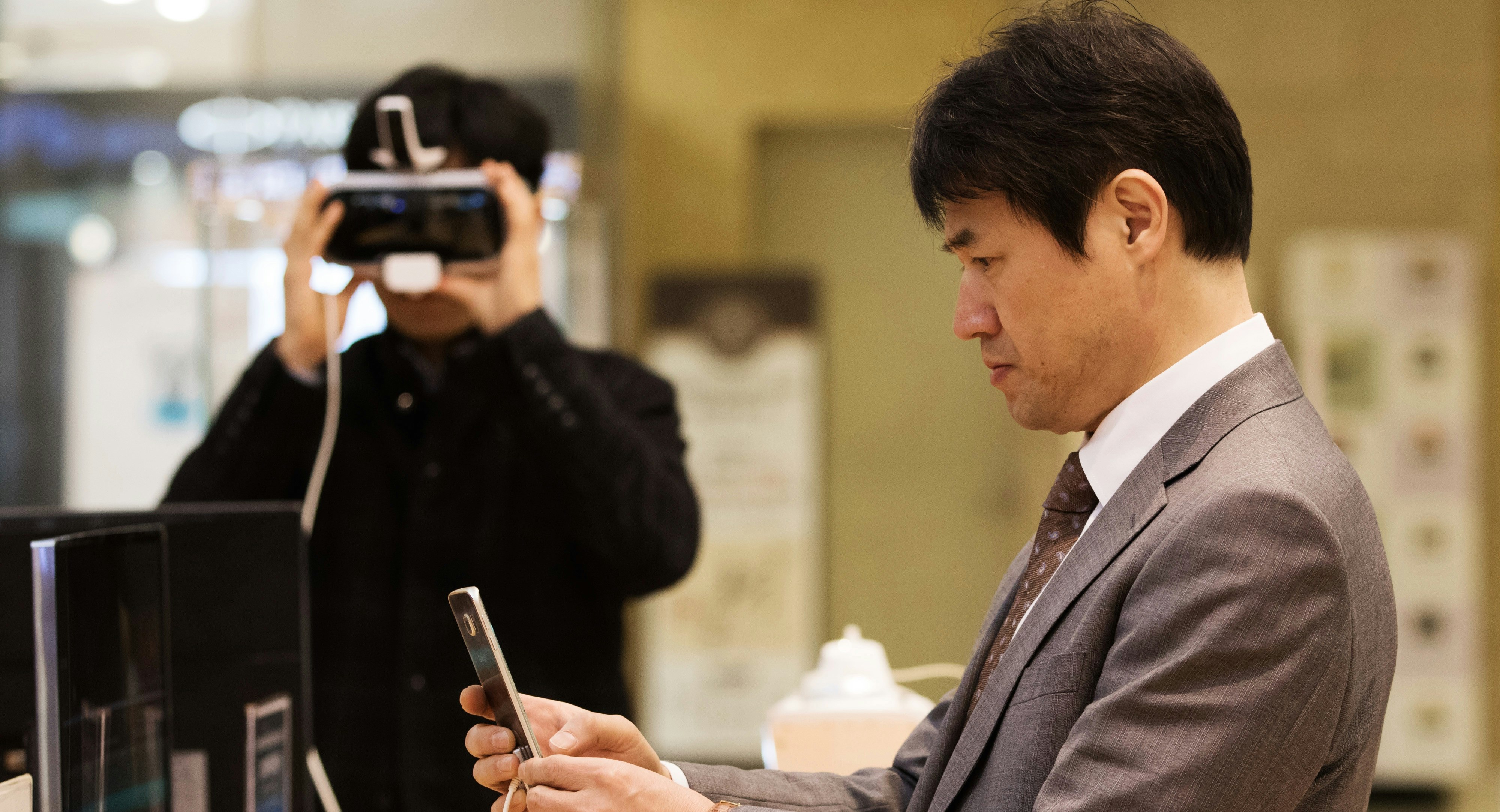Trying out Samsung's VR headset and phone. Photo by Bloomberg.